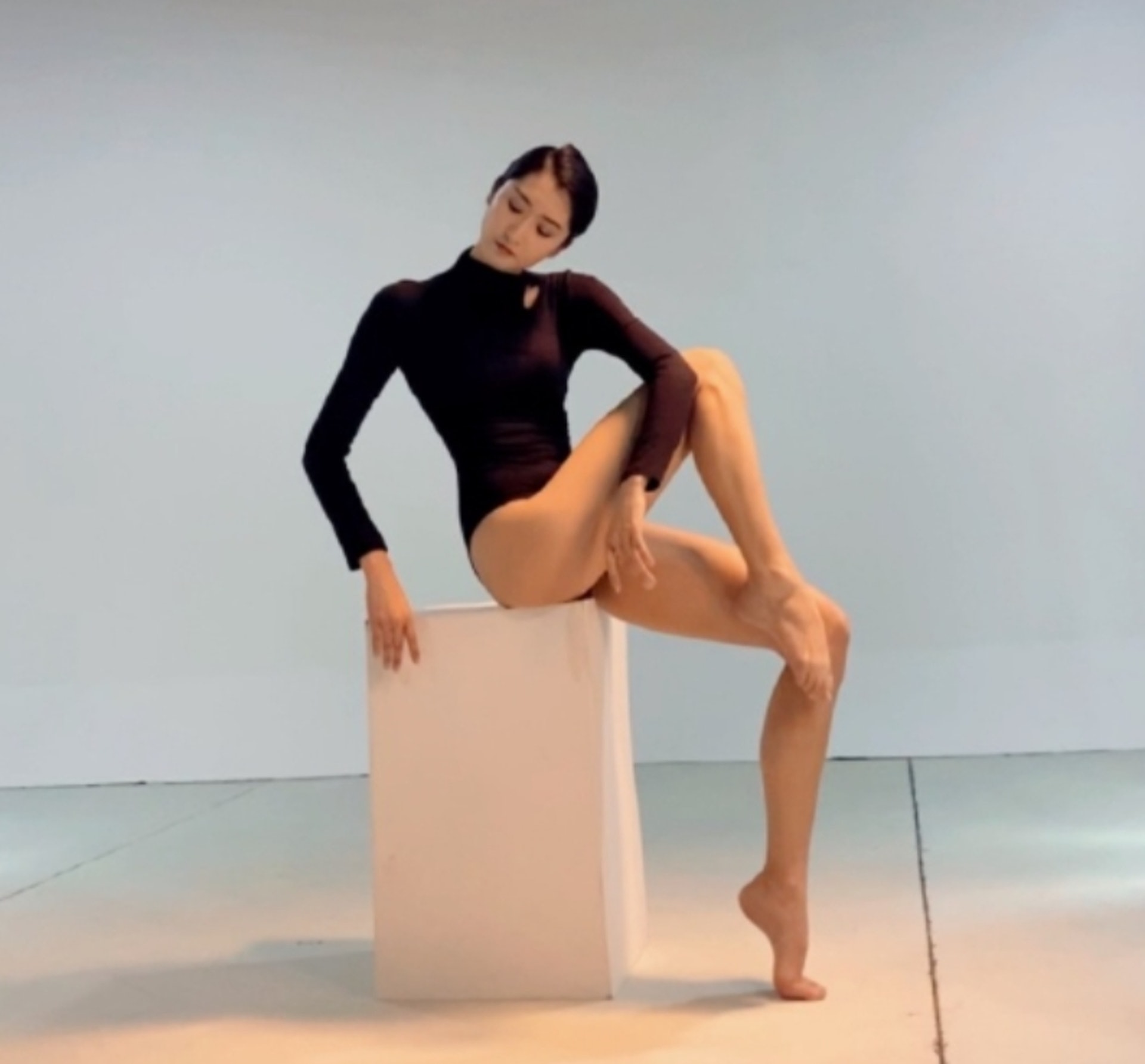 27歲網紅蘇日曼外型甜美,出生於大陸內蒙古,不僅是專業舞者,還曾被選為旅遊小姐中國總冠軍,形象十分陽光正面。(微博@蘇日曼) 27歲網紅蘇日曼外型甜美,出生於大陸內蒙古,不僅是專業舞者,還曾被選為旅遊小姐中國總冠軍,形象十分陽光正面。(微博@蘇日曼)