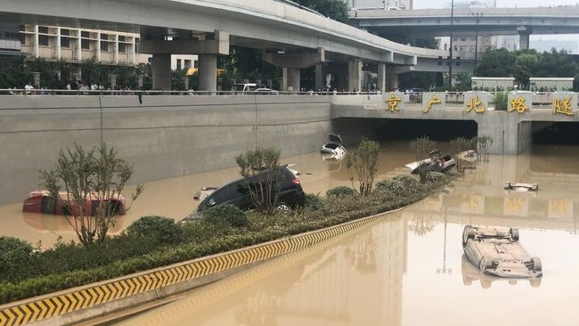 鄭州暴雨|京廣路隧道被淹已致兩死 失蹤少年母深夜苦守現場 鄭州暴雨|京廣路隧道被淹已致兩死 失蹤少年母深夜苦守現場