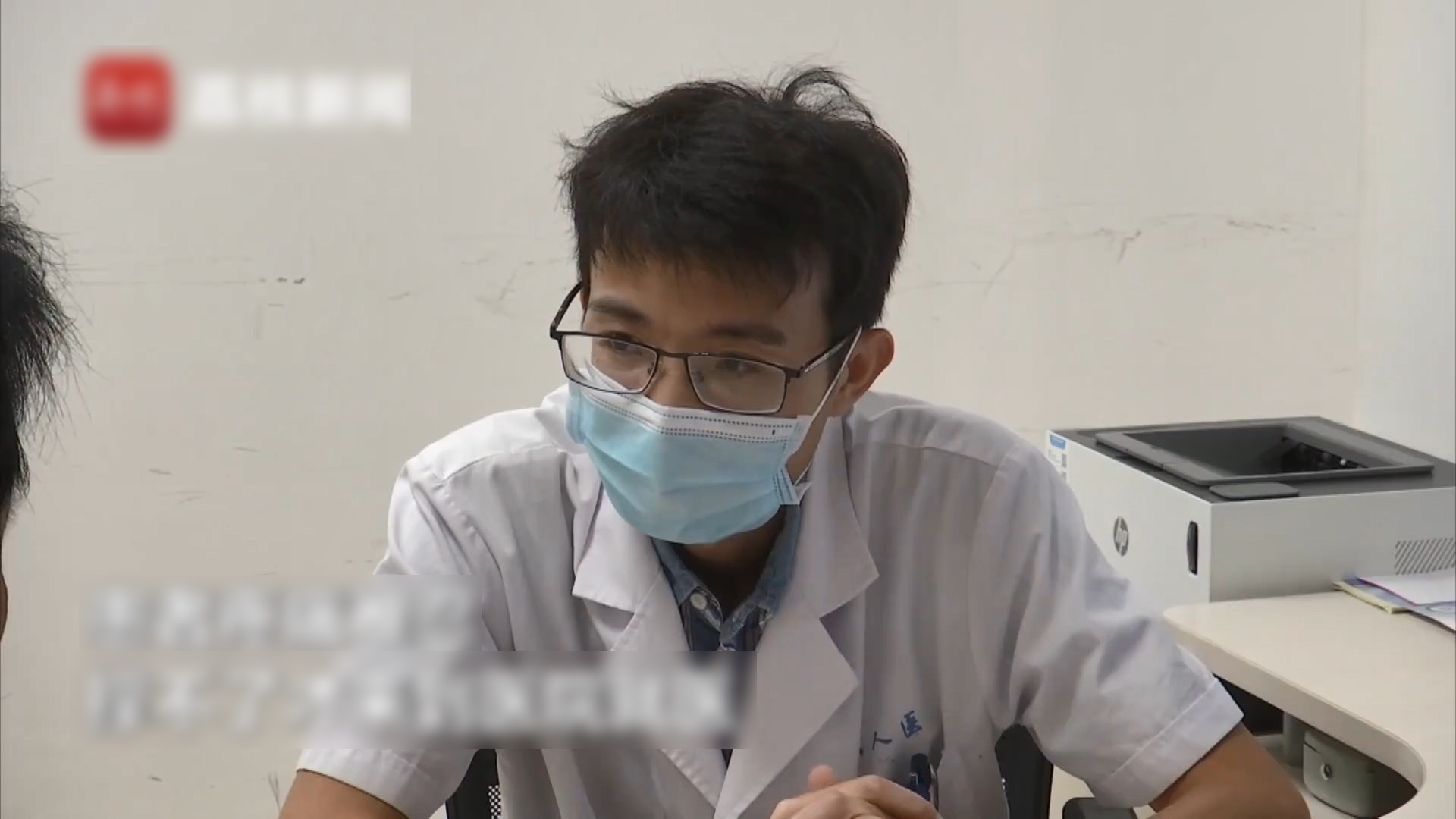 江蘇有男病人將黃鱔塞入肛門治便秘，醫生呼籲民眾不要信這些偏方。（微博影片截圖）