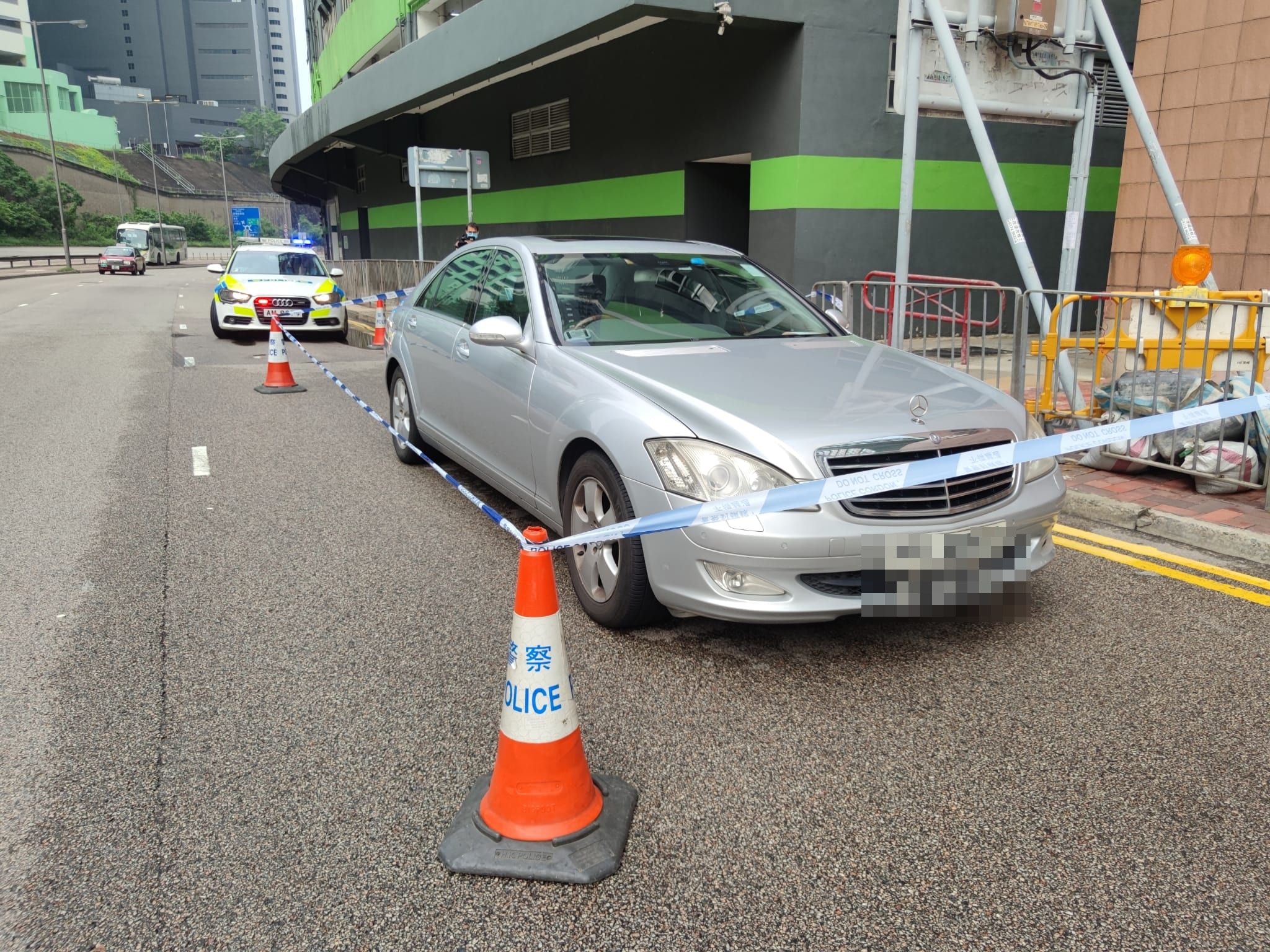 荃灣平治行車證過期遇警截查反抗37歲司機涉襲警等5罪被捕