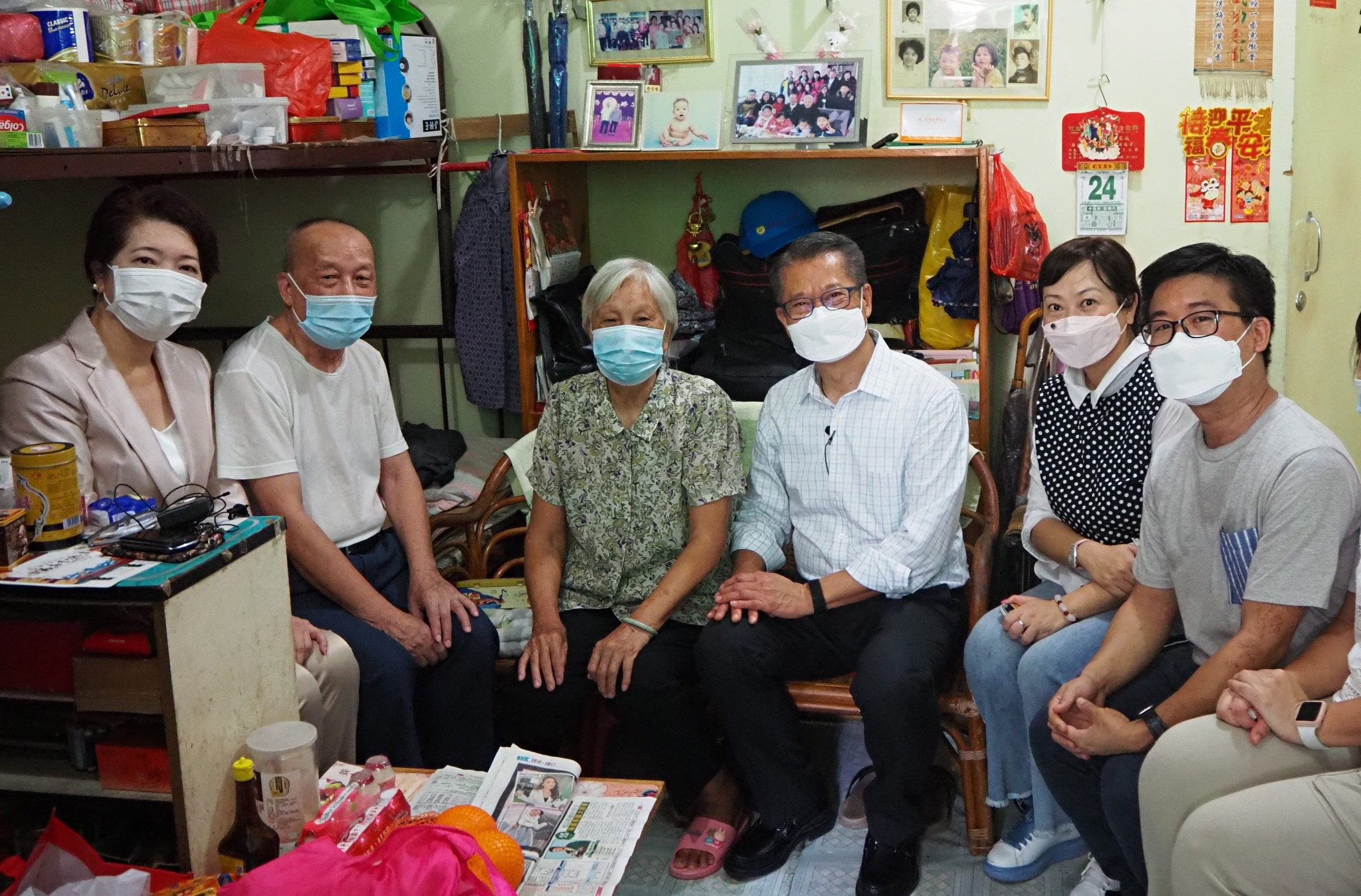 陳茂波到深水埗區探訪住在劏房的市民和住在公屋的長者。（陳茂波網誌）