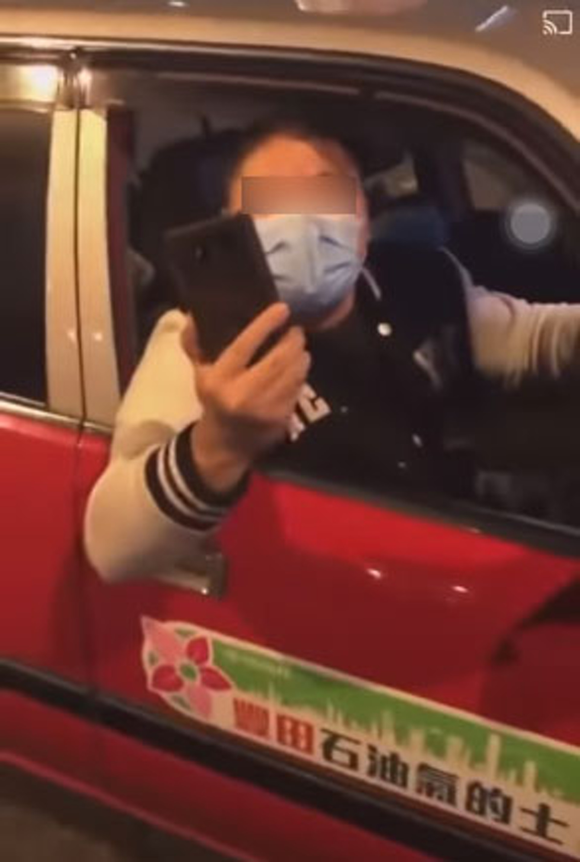 網上流傳1段的士司機與乘客因拒載問題爭執的短片,網民紛紛「錯重點」,笑指司機與肥仔@ERROR「撞樣」。(YouTube「車cam - 香港制造」影片截圖) 網上流傳1段的士司機與乘客因拒載問題爭執的短片,網民紛紛「錯重點」,笑指司機與肥仔@ERROR「撞樣」。(YouTube「車cam - 香港制造」影片截圖)