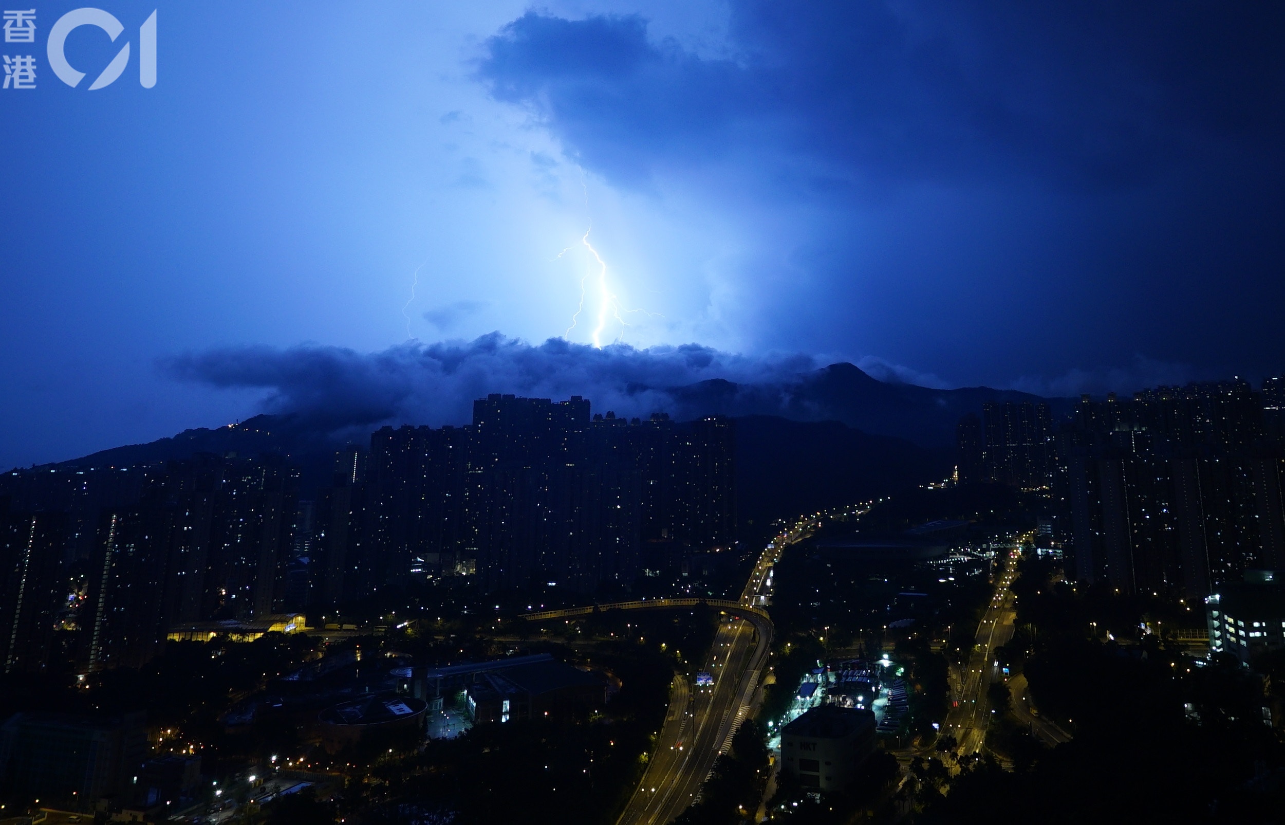 天文台發預警雷雨帶由深圳向南移時速80公里強陣風襲港