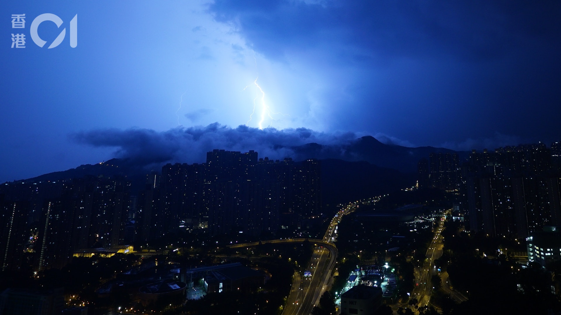 天文台發預警雷雨帶由深圳向南移時速80公里強陣風襲港 天文台發預警雷雨帶由深圳向南移時速80公里強陣風襲港