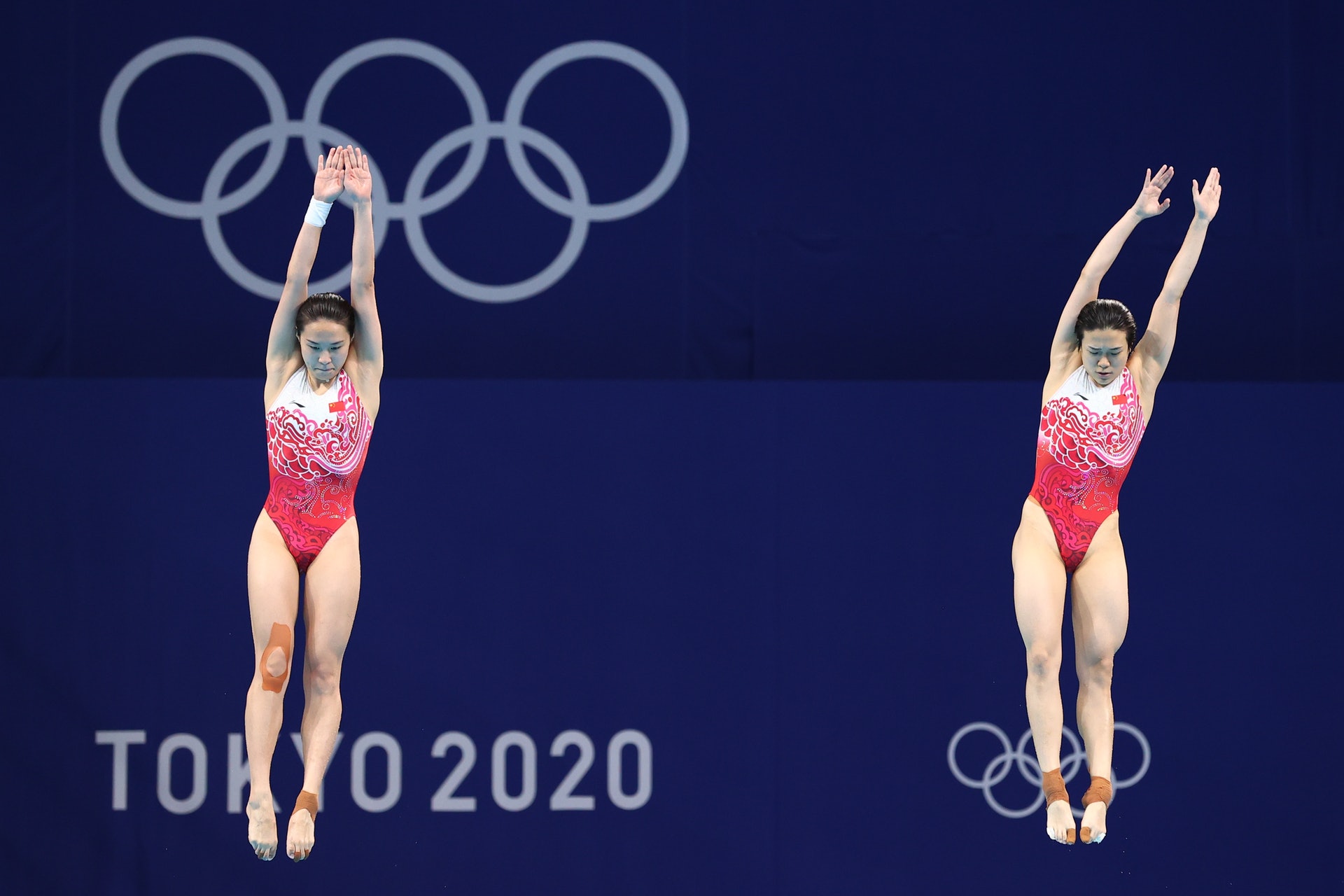 女子雙人3米彈板項目,中國隊由施廷懋和王涵的組合出戰,以326.40分取得第一名,順利為中國贏得一面金牌。(路透社) 女子雙人3米彈板項目,中國隊由施廷懋和王涵的組合出戰,以326.40分取得第一名,順利為中國贏得一面金牌。(路透社)