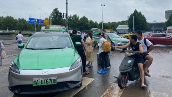 鄭州暴雨|遇斷網支付寶停擺 市民:重回以物易物「原始生活」 鄭州暴雨|遇斷網支付寶停擺 市民:重回以物易物「原始生活」