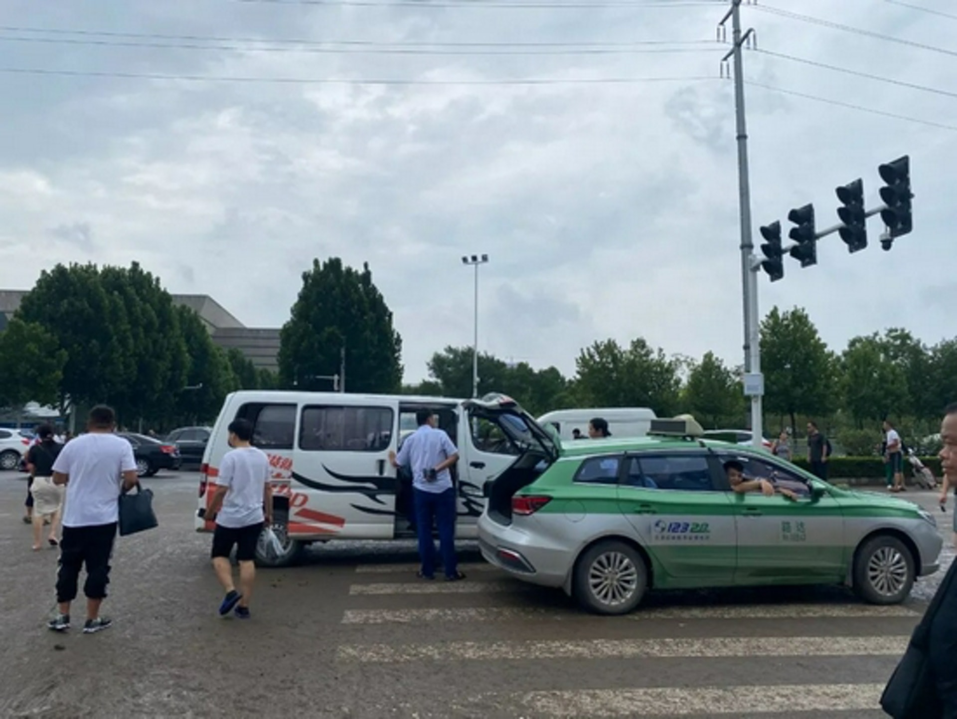 暴雨後的鄭州:的士因無法收支付寶而拒載。(財經自媒體) 暴雨後的鄭州:的士因無法收支付寶而拒載。(財經自媒體)