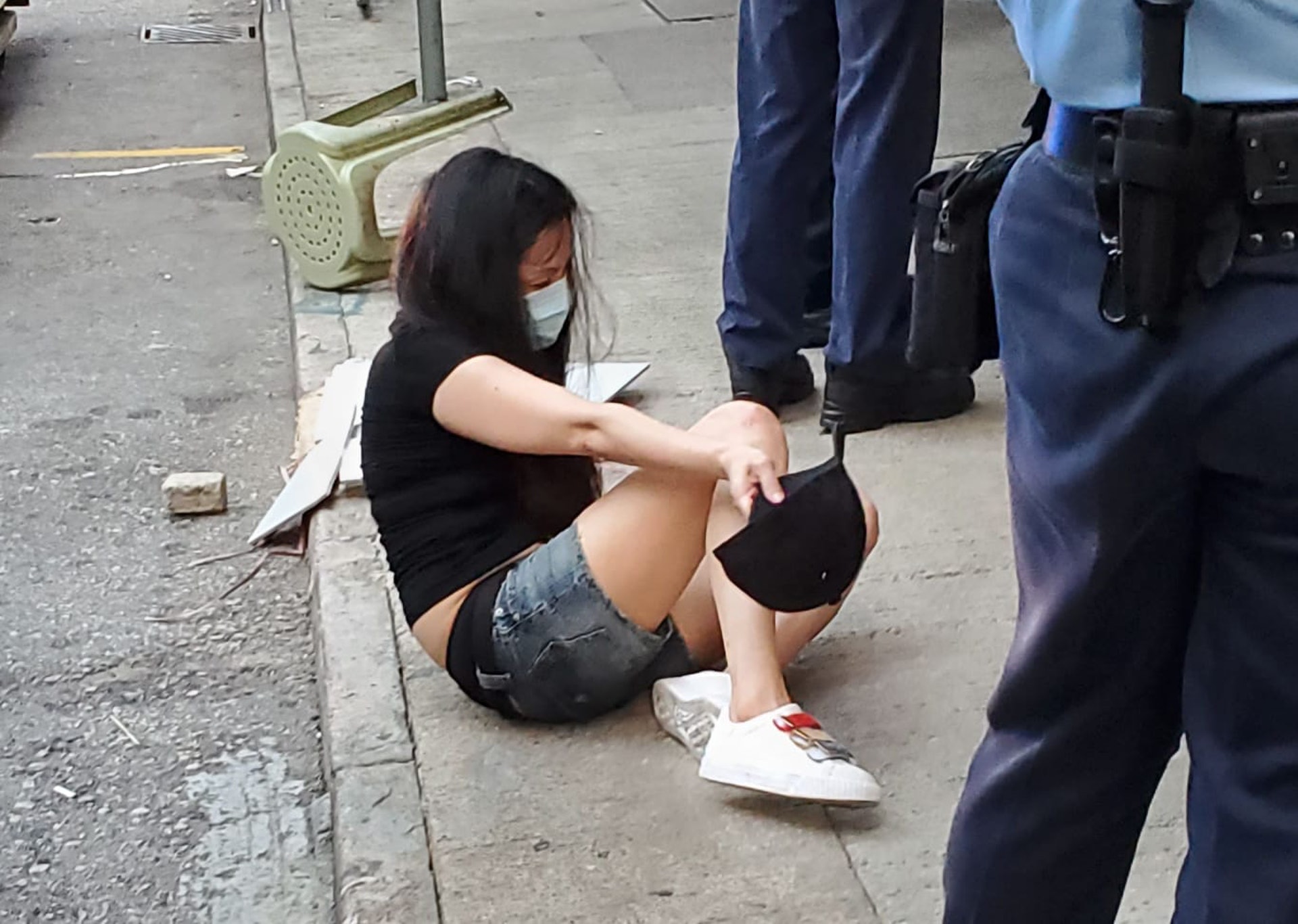 街頭 露出 紋身女醉卧街頭男友人攙扶惹正義途人誤會釀街頭血戰