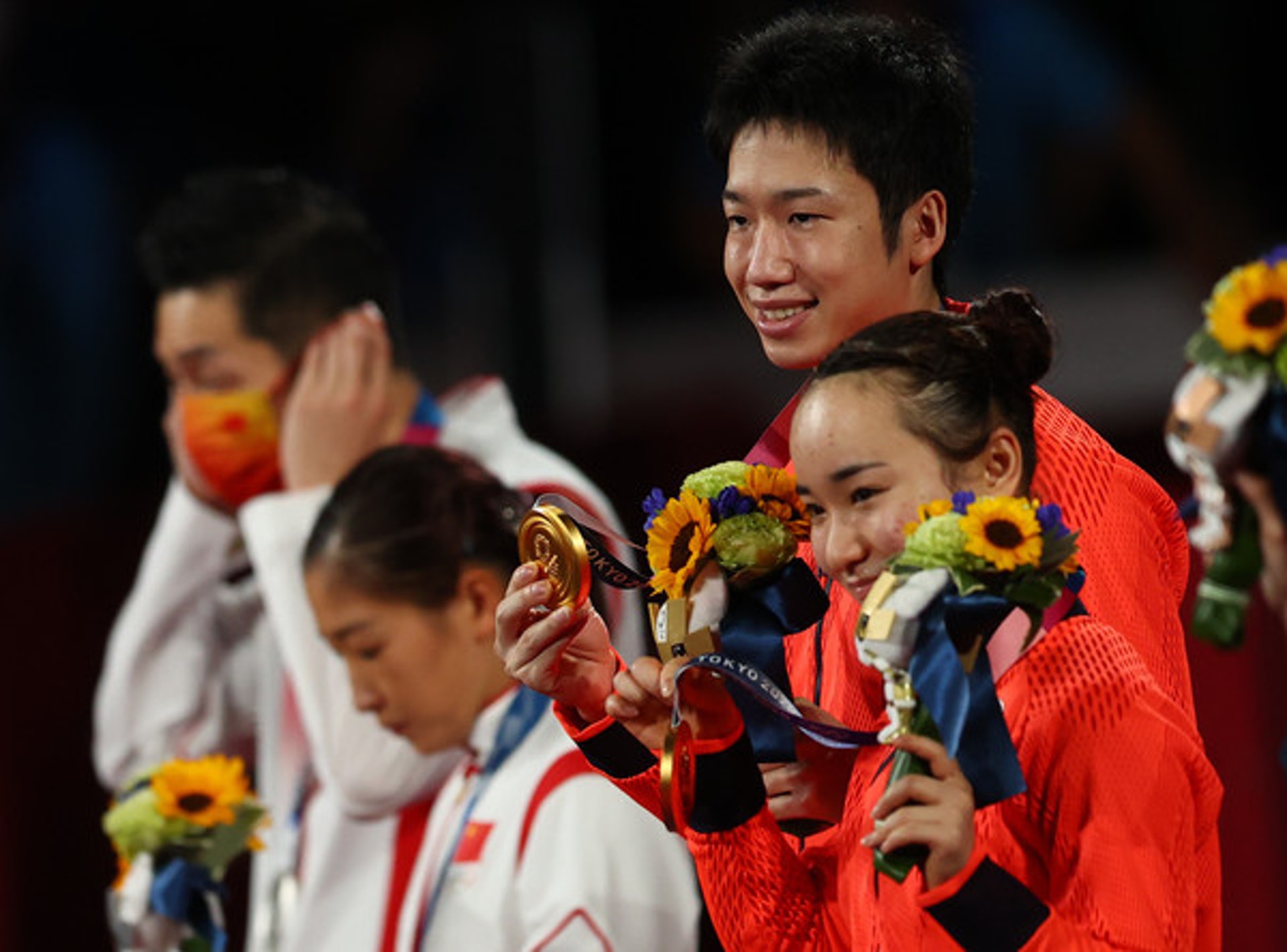 日本與中國選手分獲金銀,但似乎一喜一悲。(路透社) 日本與中國選手分獲金銀,但似乎一喜一悲。(路透社)