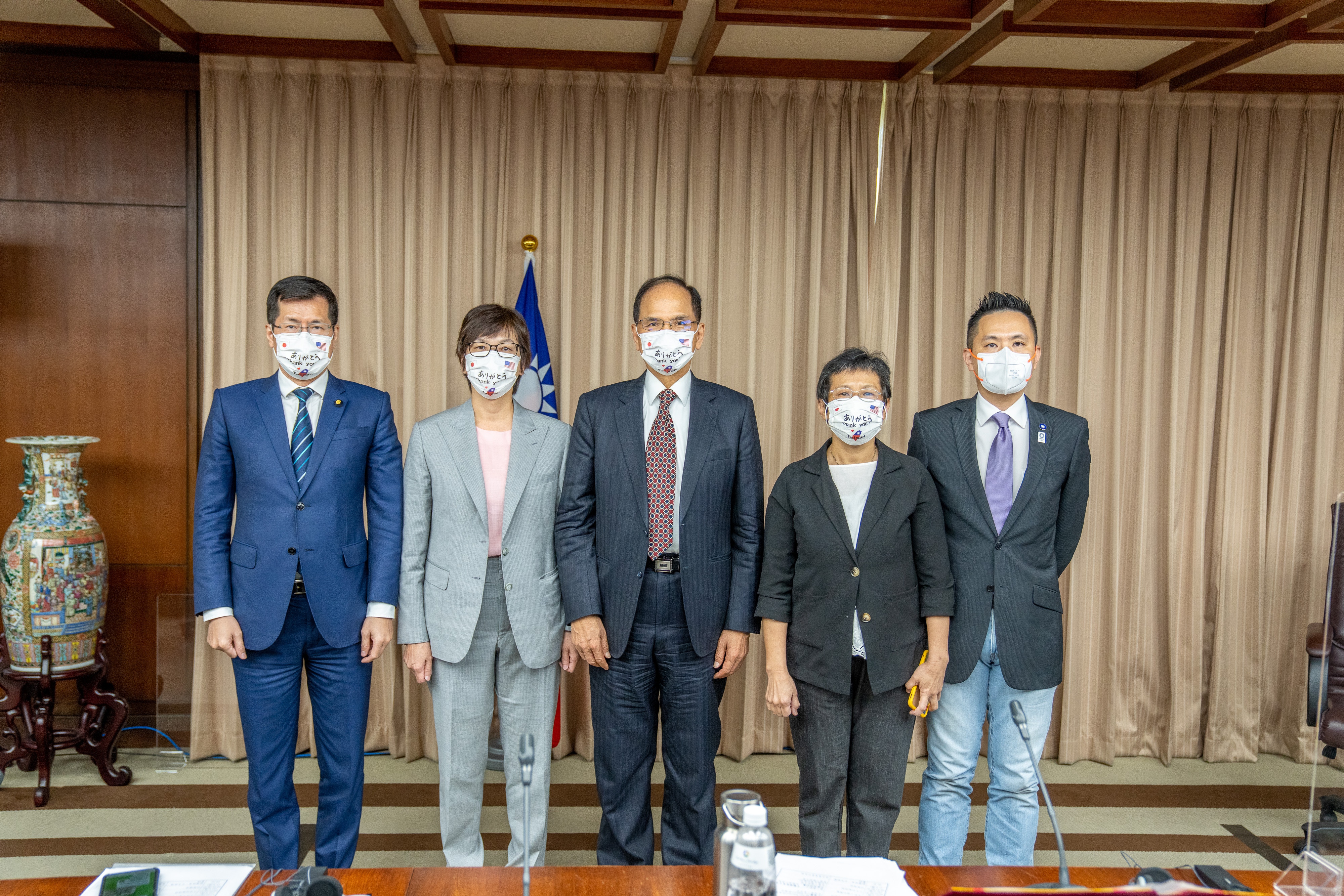 首屆「台美日國會議員戰略論壇」因疫情因素，以視訊方式召開，台灣方面由立法院長游錫堃（中）率五人蔘與。（台灣立法院提供）
