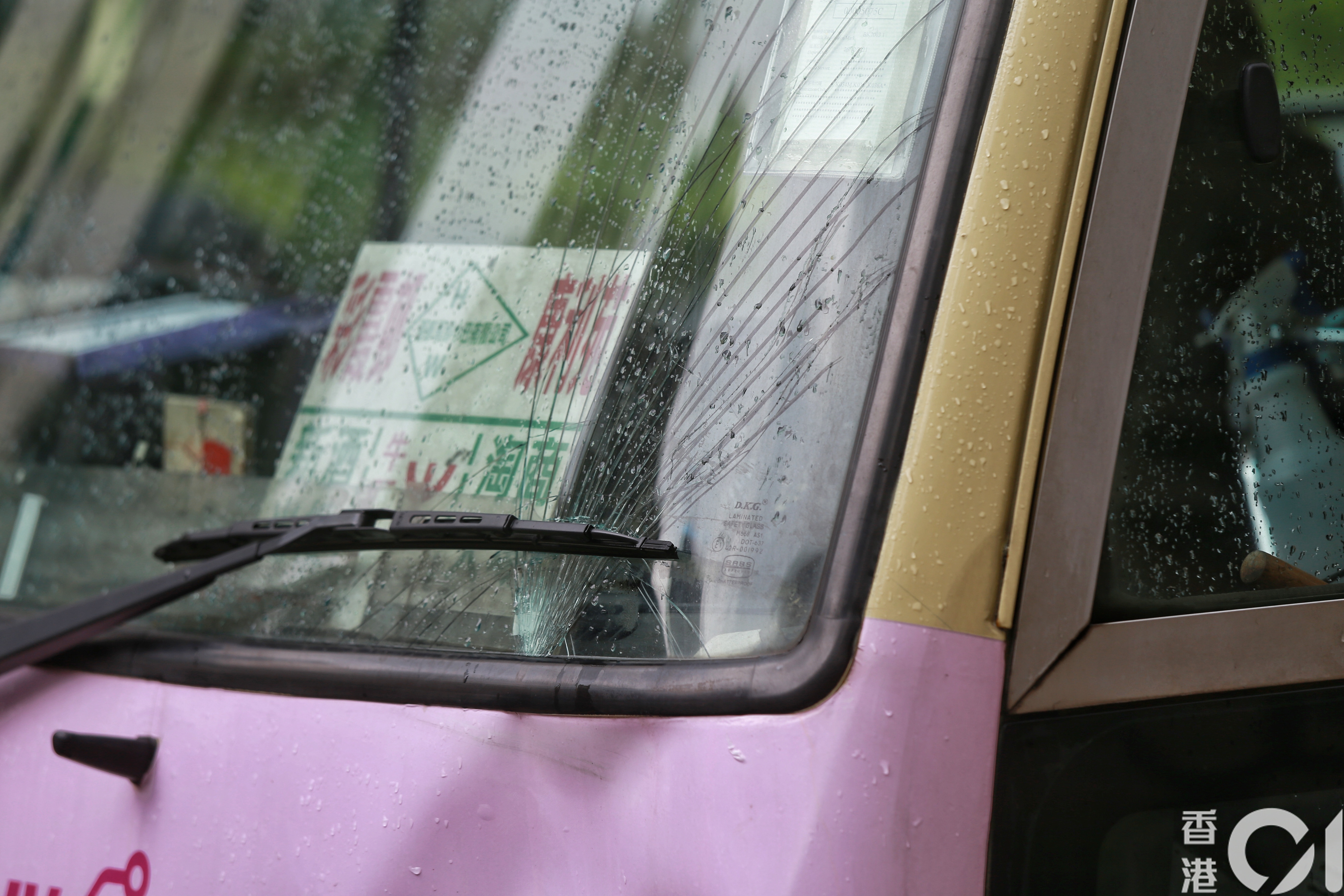 現場可見小巴車頭燈撞毀，以及車頭擋風玻璃爆裂。（鄧栢良攝）