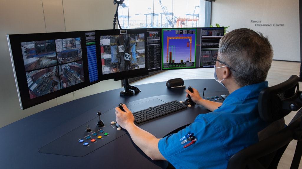貨櫃碼頭引入吊機遙距操作系統 效率升2成 女「機手」一學上手 貨櫃碼頭引入吊機遙距操作系統 效率升2成 女「機手」一學上手