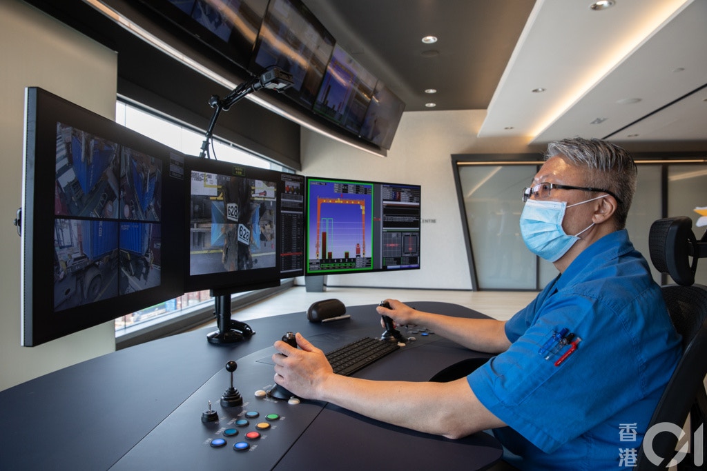 八號貨櫃碼頭自動化工程由2019年底展開，由人手於吊機駕駛室內控制貨櫃起卸工作，改為全面遙距操作。（梁鵬威攝）