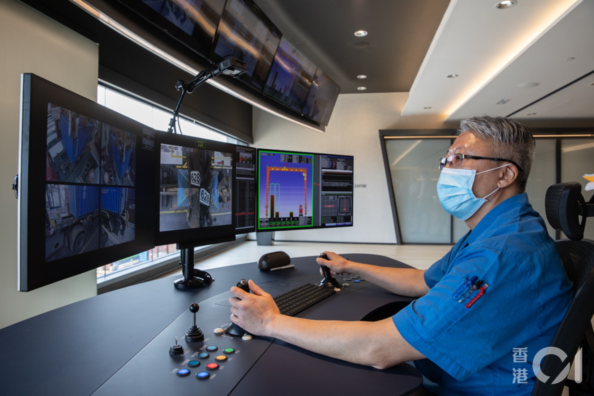 八號貨櫃碼頭自動化工程由2019年底展開,由人手於吊機駕駛室內控制貨櫃起卸工作,改為全面遙距操作。(梁鵬威攝) 八號貨櫃碼頭自動化工程由2019年底展開,由人手於吊機駕駛室內控制貨櫃起卸工作,改為全面遙距操作。(梁鵬威攝)