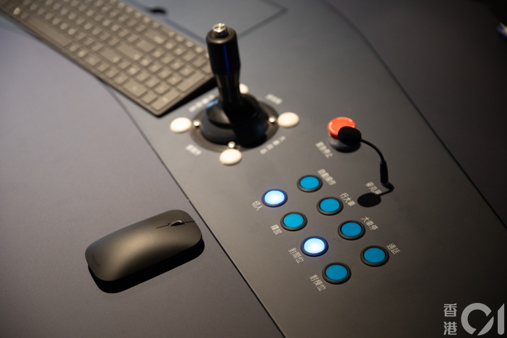 八號貨櫃碼頭自動化工程由2019年底展開，由人手於吊機駕駛室內控制貨櫃起卸工作，改為全面遙距操作。（梁鵬威攝）