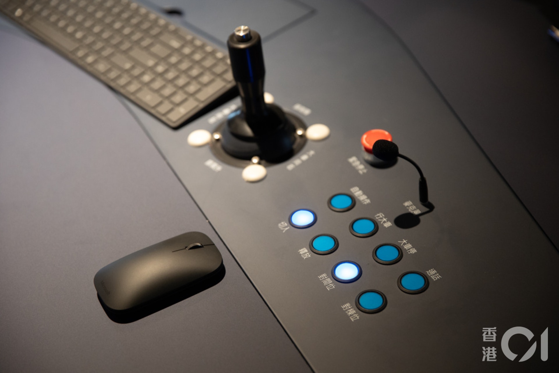 八號貨櫃碼頭自動化工程由2019年底展開,由人手於吊機駕駛室內控制貨櫃起卸工作,改為全面遙距操作。(梁鵬威攝) 八號貨櫃碼頭自動化工程由2019年底展開,由人手於吊機駕駛室內控制貨櫃起卸工作,改為全面遙距操作。(梁鵬威攝)