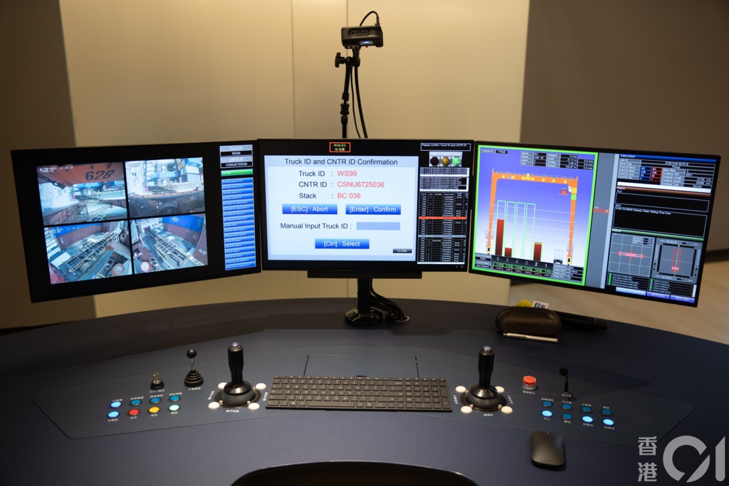 八號貨櫃碼頭自動化工程由2019年底展開，由人手於吊機駕駛室內控制貨櫃起卸工作，改為全面遙距操作。（梁鵬威攝）