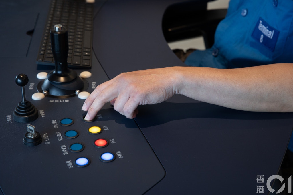 八號貨櫃碼頭自動化工程由2019年底展開，由人手於吊機駕駛室內控制貨櫃起卸工作，改為全面遙距操作。（梁鵬威攝）