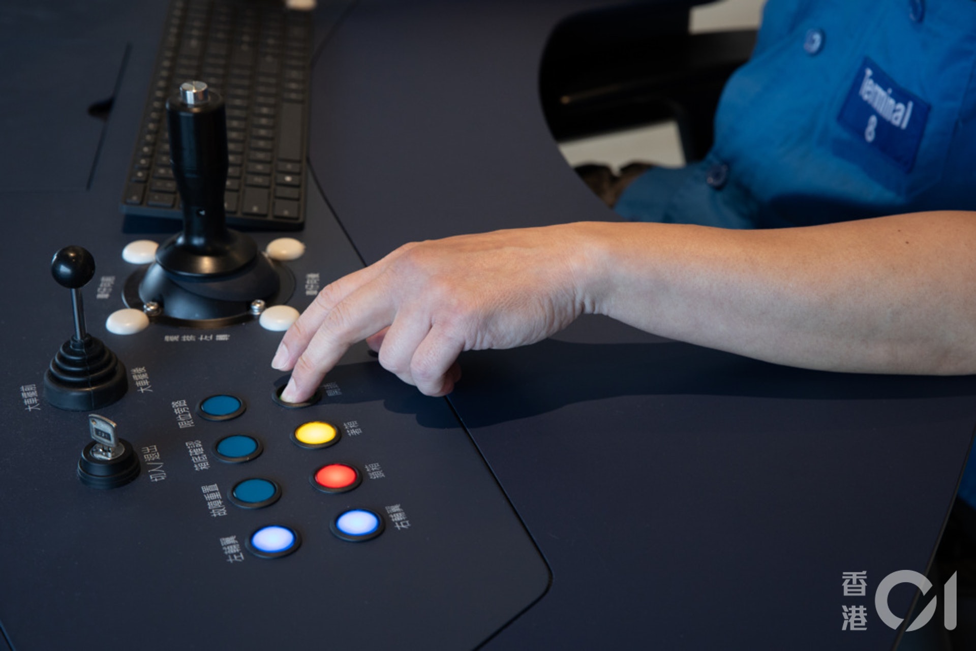 八號貨櫃碼頭自動化工程由2019年底展開,由人手於吊機駕駛室內控制貨櫃起卸工作,改為全面遙距操作。(梁鵬威攝) 八號貨櫃碼頭自動化工程由2019年底展開,由人手於吊機駕駛室內控制貨櫃起卸工作,改為全面遙距操作。(梁鵬威攝)