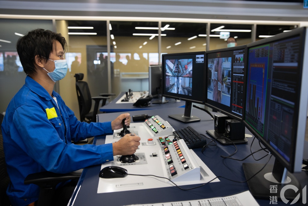 目前中遠國際貨櫃碼頭有24名吊機遙距操作員。（梁鵬威攝）