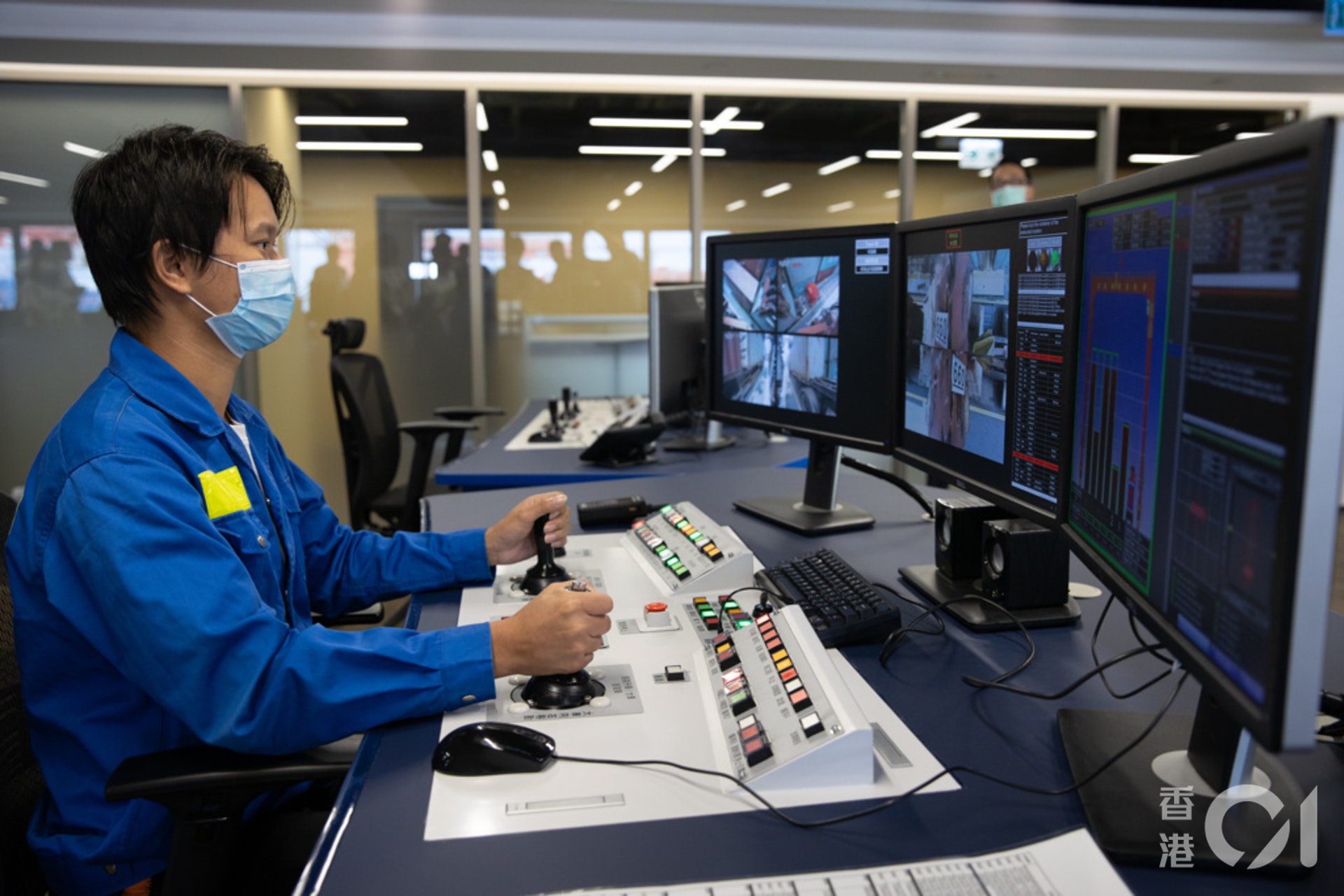 目前中遠國際貨櫃碼頭有24名吊機遙距操作員。(梁鵬威攝) 目前中遠國際貨櫃碼頭有24名吊機遙距操作員。(梁鵬威攝)