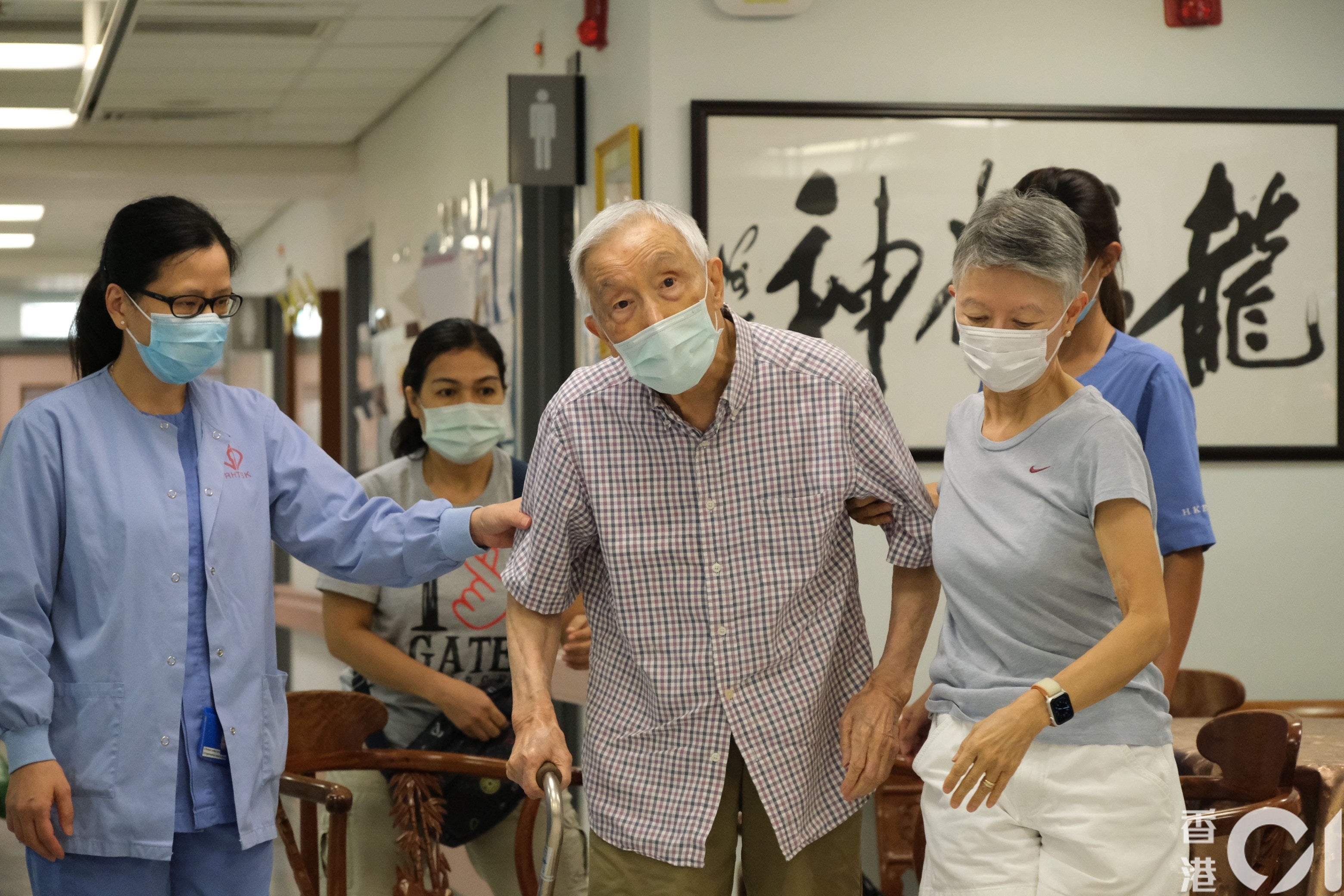 新冠疫苗｜九旬翁打完疫苗：只針口痛　冀人人打針社會恢復正常