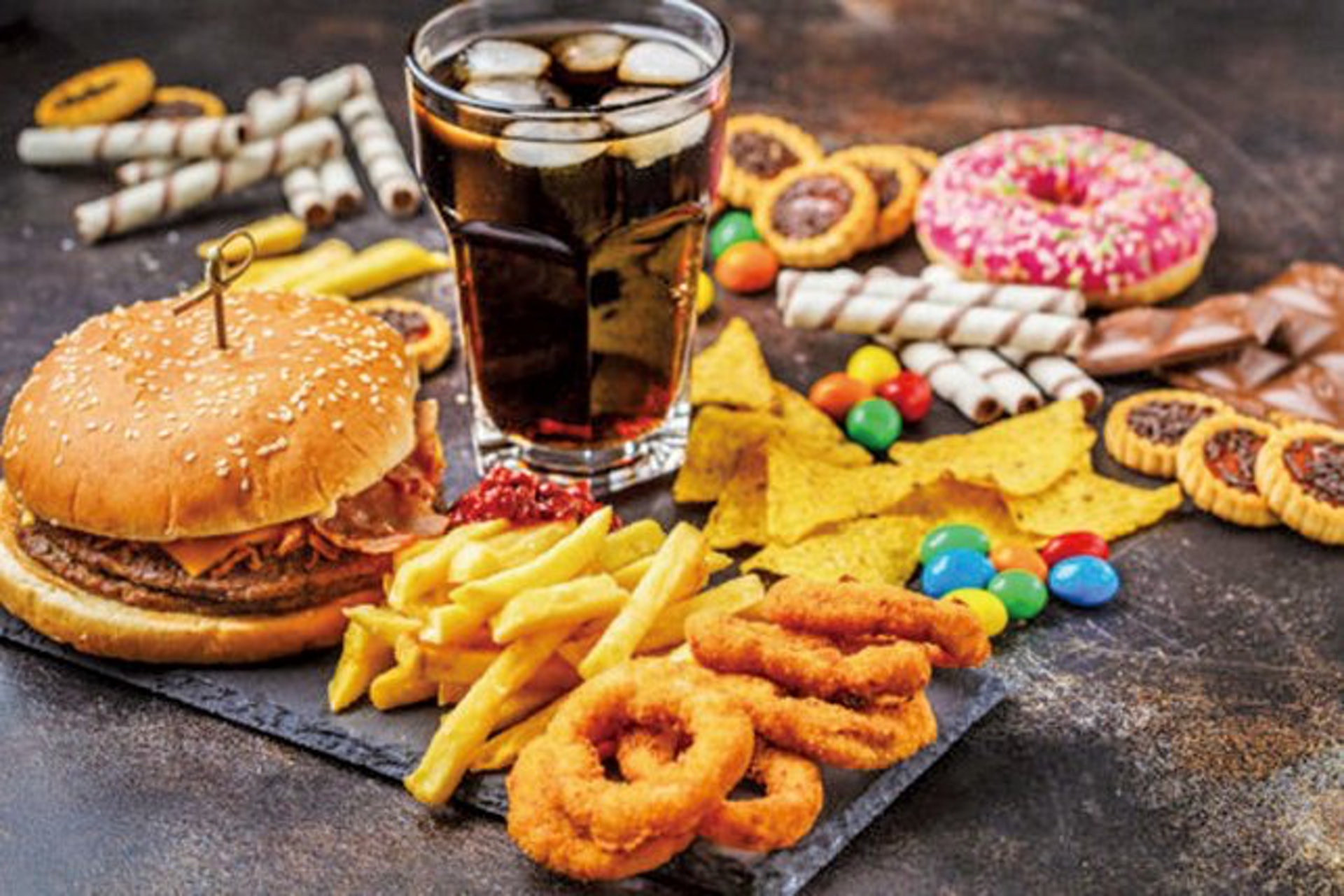 不良飲食習慣與胃痛息息相關。（圖片：Fotolia）