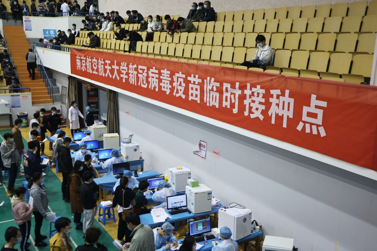4月1日,南京航空航天大學師生集中接種新冠疫苗。(中新社) 4月1日,南京航空航天大學師生集中接種新冠疫苗。(中新社)