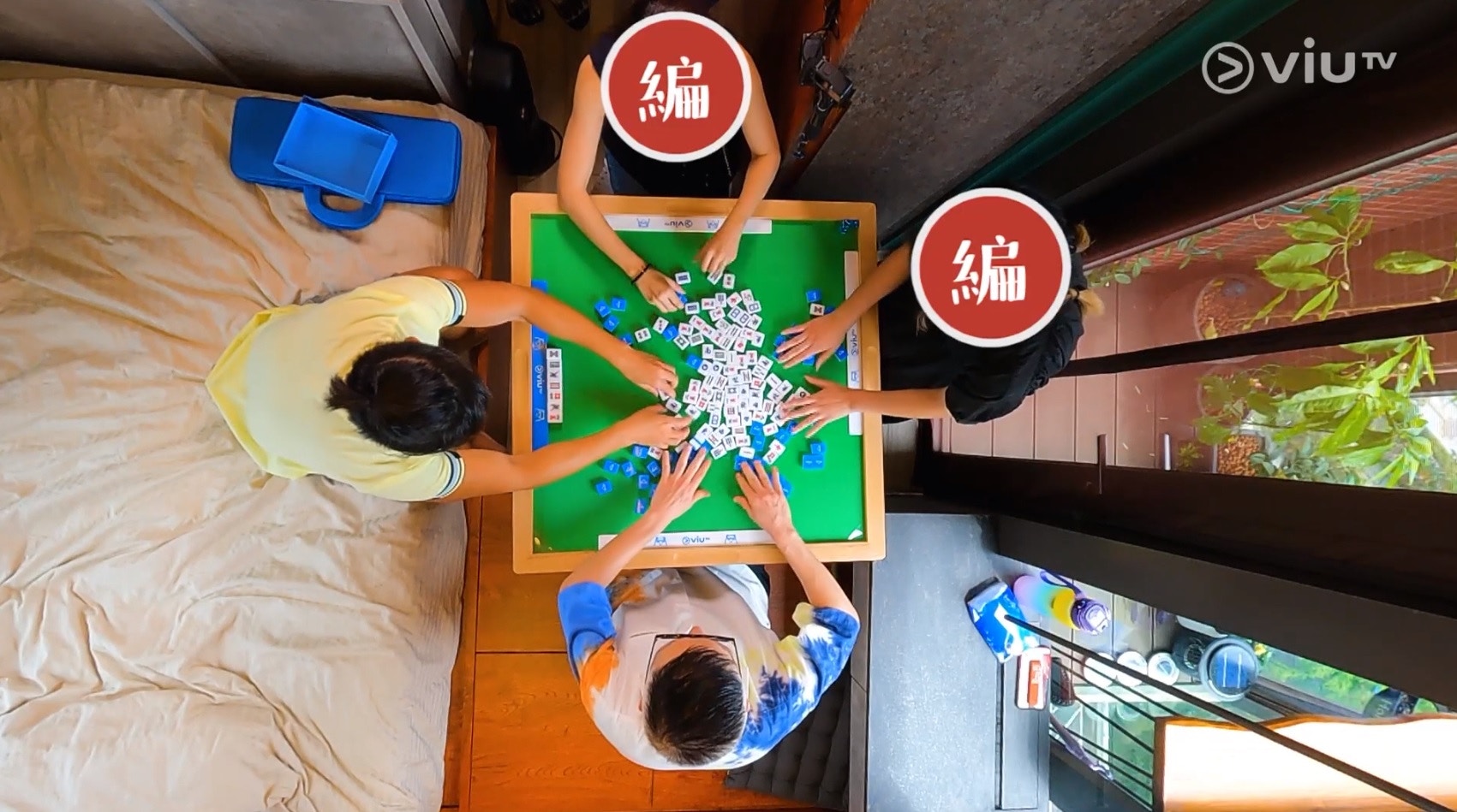 香港地少人多，居住環境又愈住愈細，想放一張麻雀枱都有困難，更何況騰出空間熨衫。（納米無明火@ViuTV截圖）