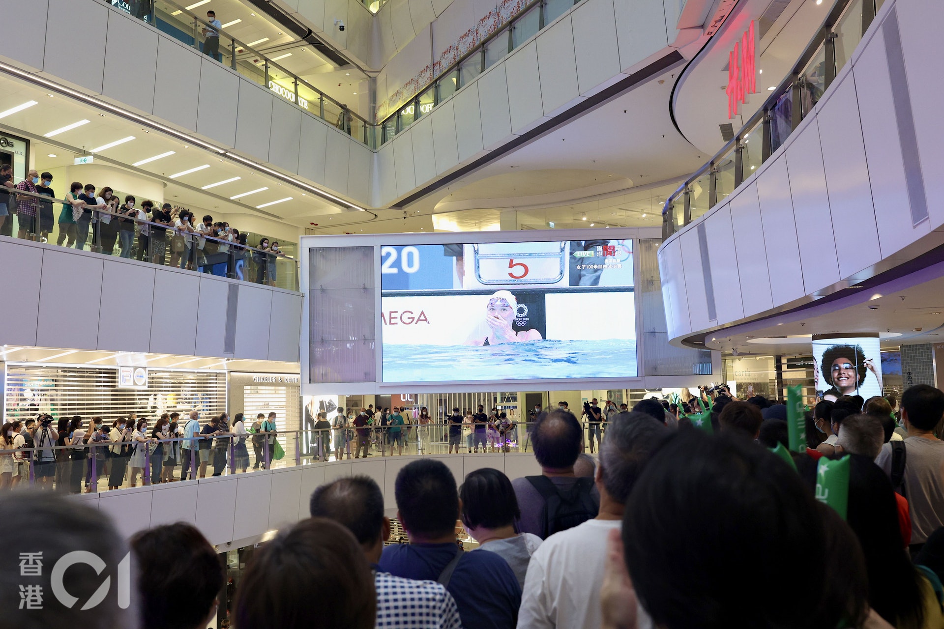 Apm人頭湧湧,為港隊運動員打氣聲傳遍整個商場。(歐嘉樂攝) Apm人頭湧湧,為港隊運動員打氣聲傳遍整個商場。(歐嘉樂攝)