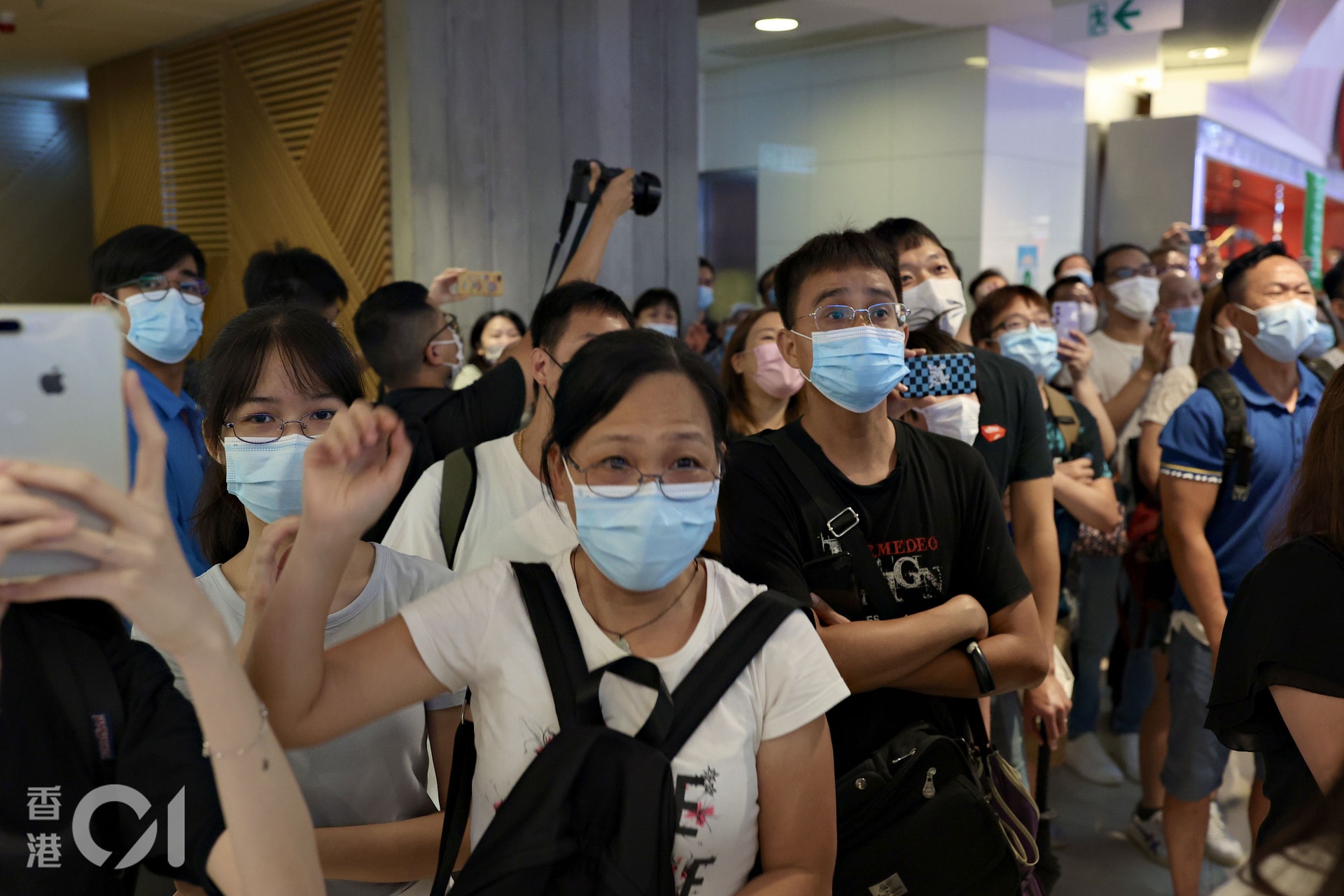 Apm人頭湧湧,為港隊運動員打氣聲傳遍整個商場。(歐嘉樂攝) Apm人頭湧湧,為港隊運動員打氣聲傳遍整個商場。(歐嘉樂攝)