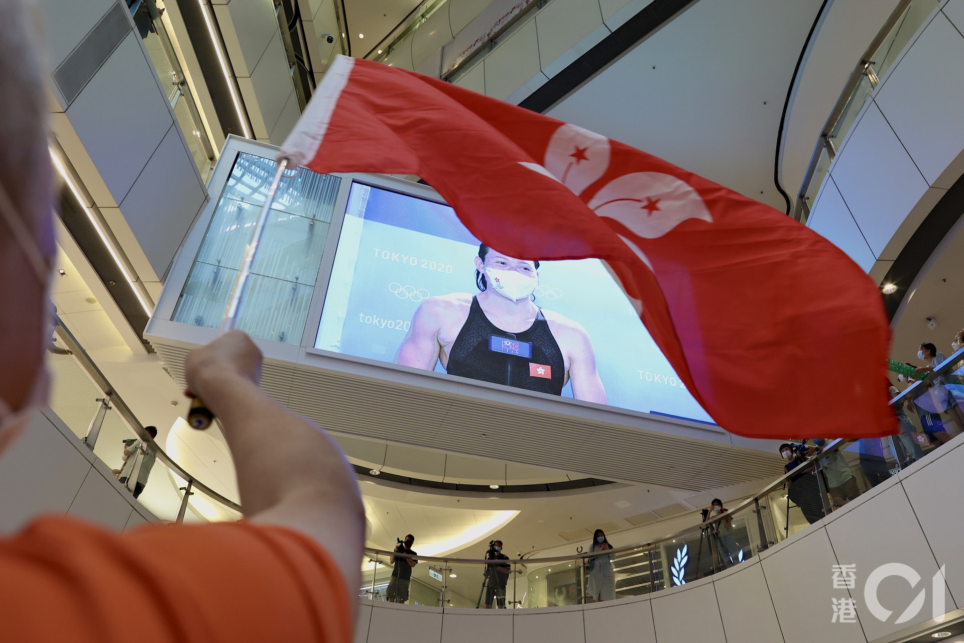 大批市民到觀塘APM觀看賽事,當何詩蓓再為香港奪得獎牌時,現場氣氛高漲。(歐嘉樂攝) 大批市民到觀塘APM觀看賽事,當何詩蓓再為香港奪得獎牌時,現場氣氛高漲。(歐嘉樂攝)