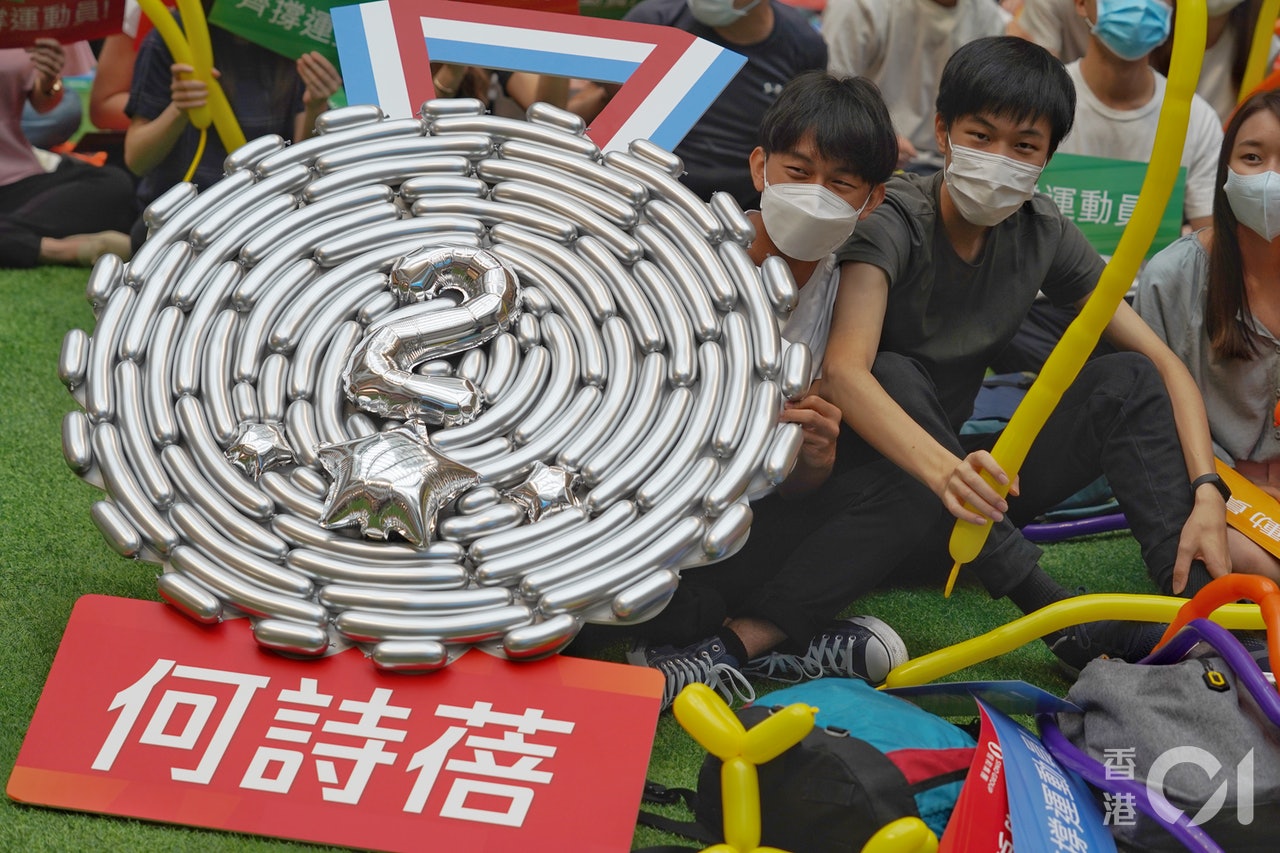7月30日,香港飛魚何詩蓓出戰100米自由泳決賽,大批市民在奧海城觀看直播。(何家達攝) 7月30日,香港飛魚何詩蓓出戰100米自由泳決賽,大批市民在奧海城觀看直播。(何家達攝)