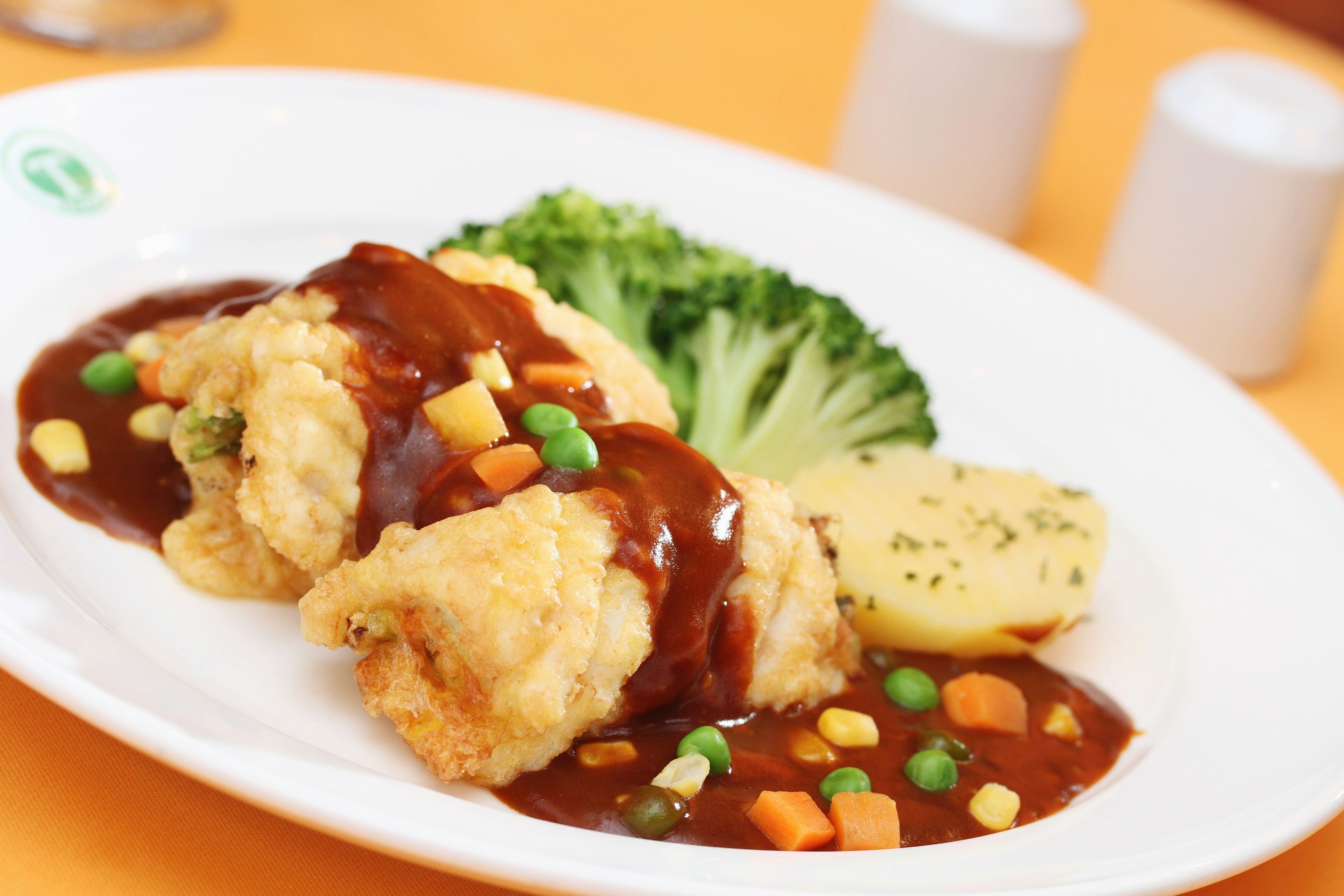 台灣石斑魚肉質甜美，深受大陸市場喜愛。圖為捲筒石斑料理，出自徐錫安《盛世太平——太平館餐廳的百年印記》。（明窗出版社）