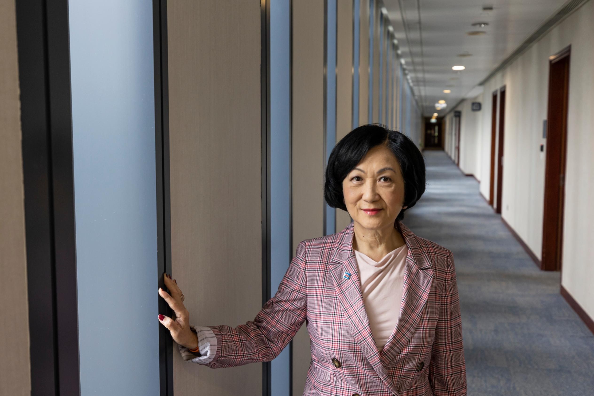 葉劉參選政綱 三招改革公務員系統倡延長服務年齡至65歲留人才