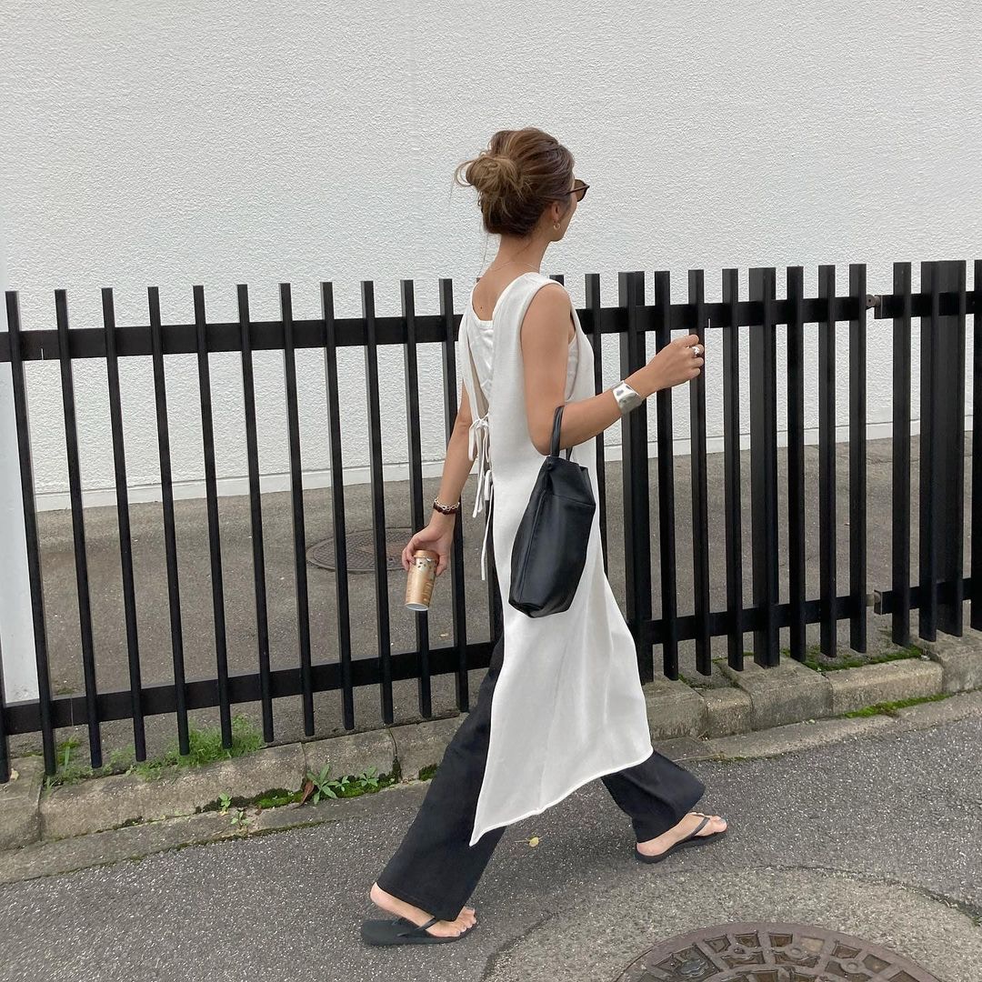 Yan亦會選擇以連身裙搭配牛仔褲。(yan___5@Instagram)