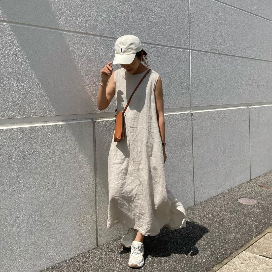 闊身連身連搭配cap帽，感覺隨性。(yan___5@Instagram)