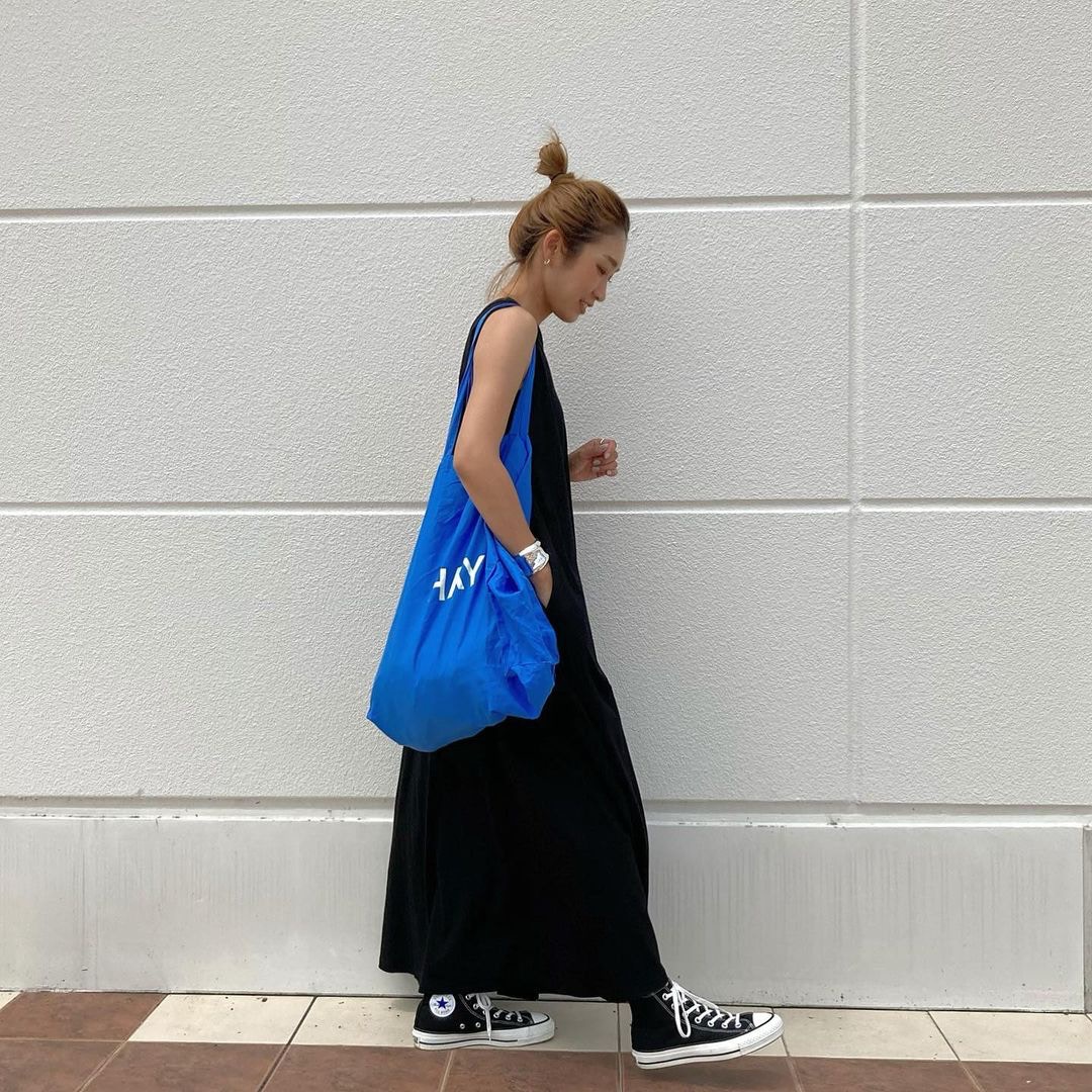 Yan鍾情於闊身連身裙款式。(yan___5@Instagram)