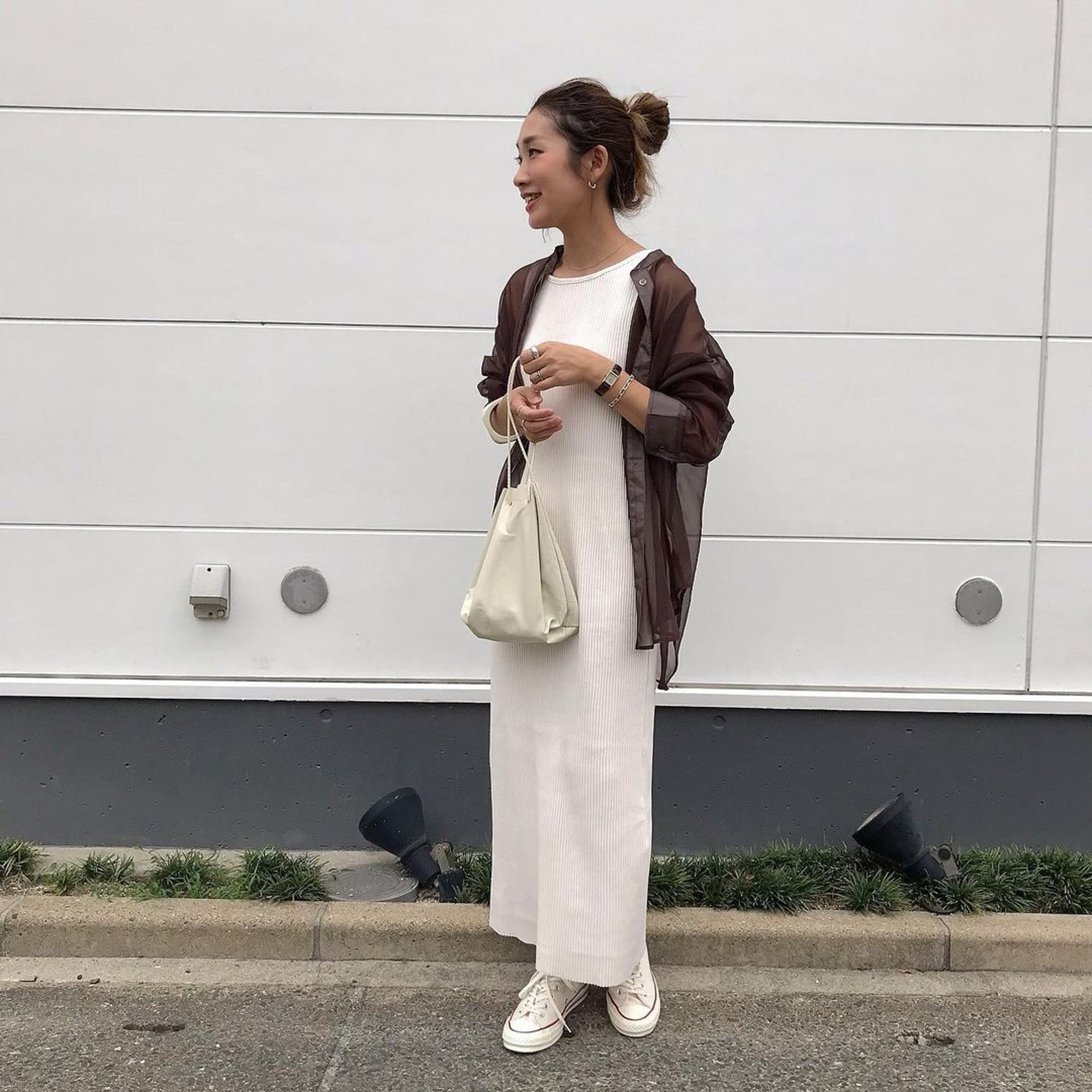 大地色穿搭減齡之餘也能提亮膚色。(yan___5@Instagram)