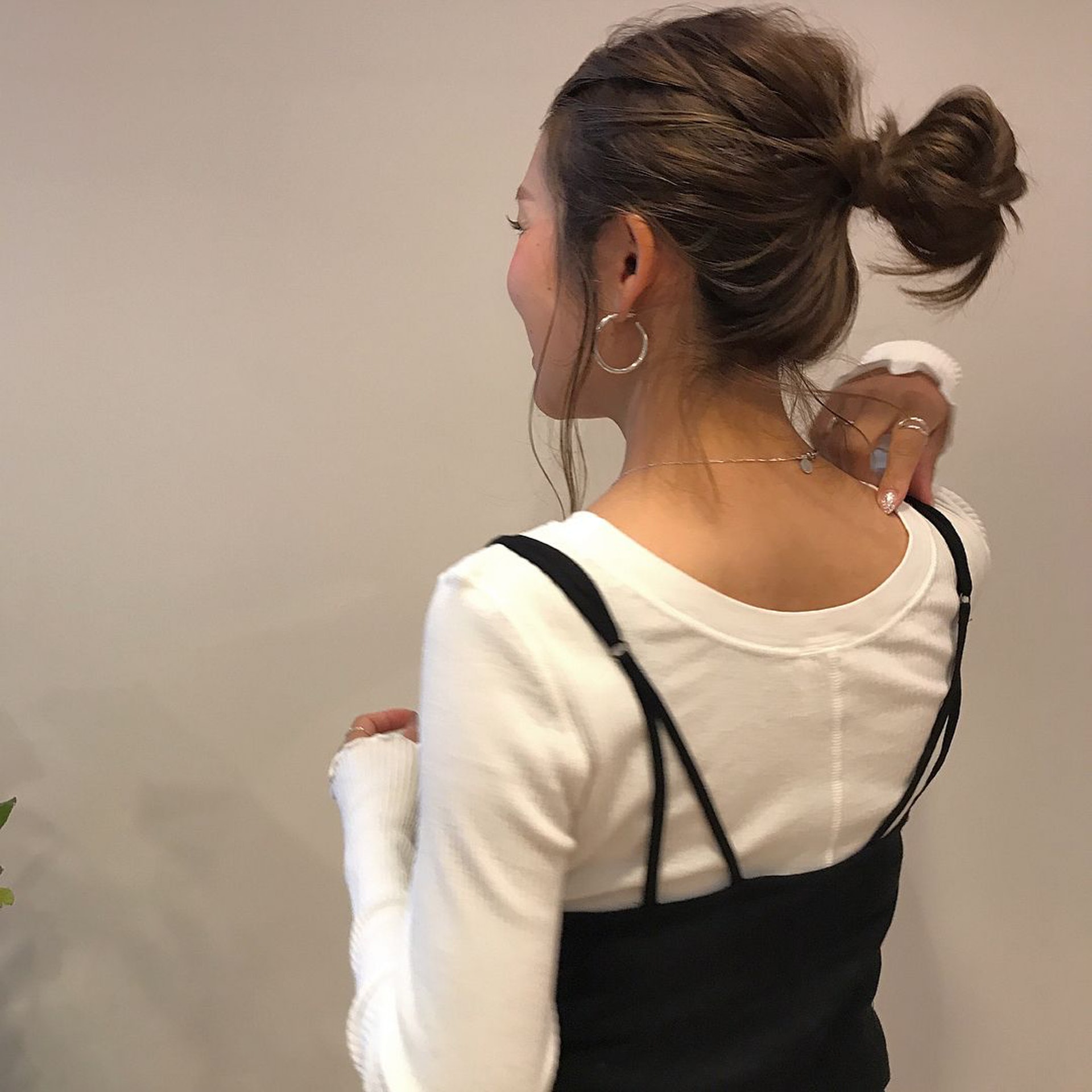 留有一頭鎖骨短髮的Yan愛將頭髮束起成丸子頭。(yan___5@Instagram)