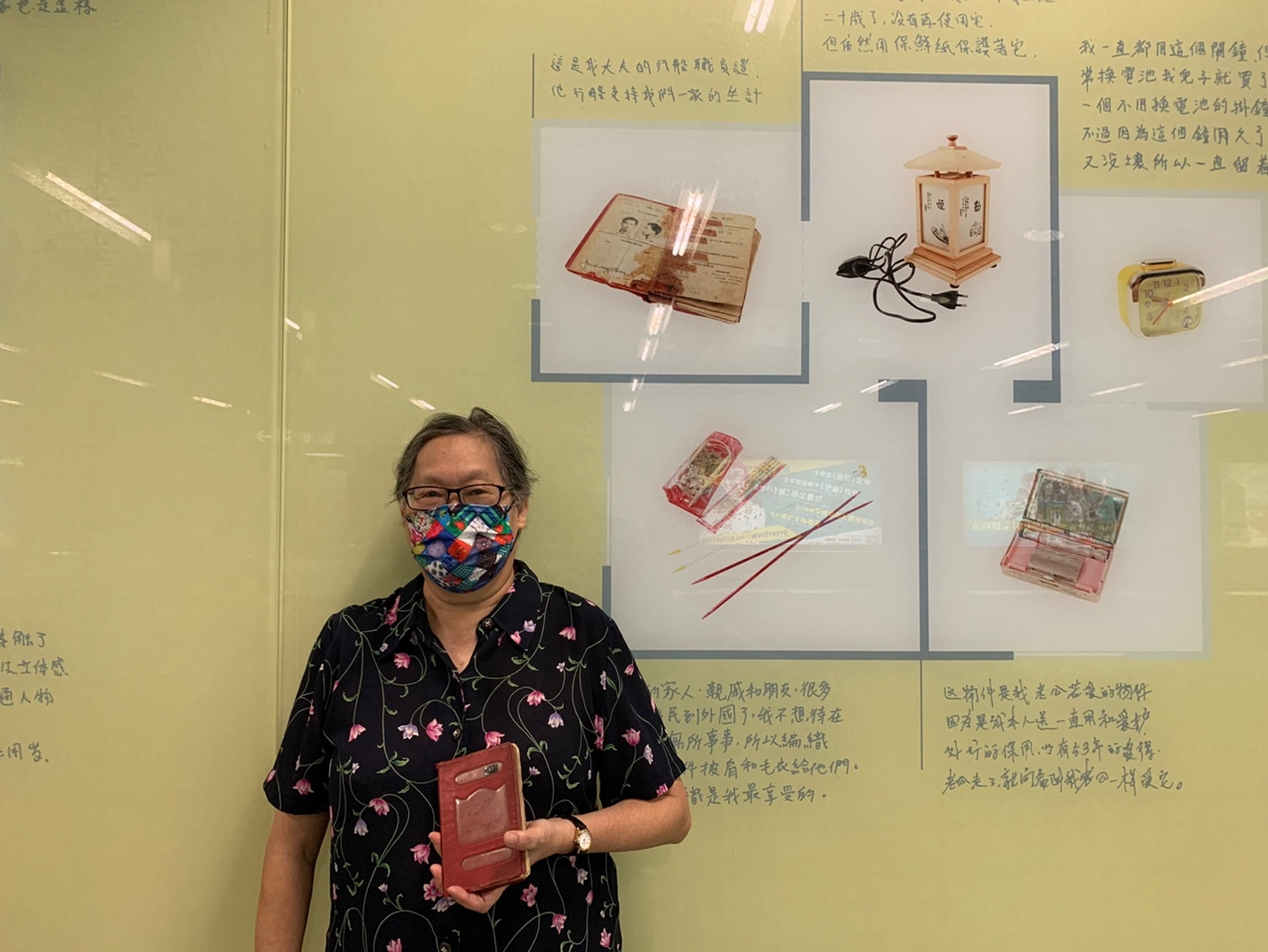 王婆婆丈夫的「行船」工作簿,當年支持了他們一家的生計。(王潔恩攝) 王婆婆丈夫的「行船」工作簿,當年支持了他們一家的生計。(王潔恩攝)