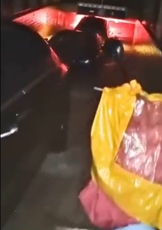 圖中左邊的Benz車停在最高處，阻擋了停車場唯一一個出口。（影片截圖）