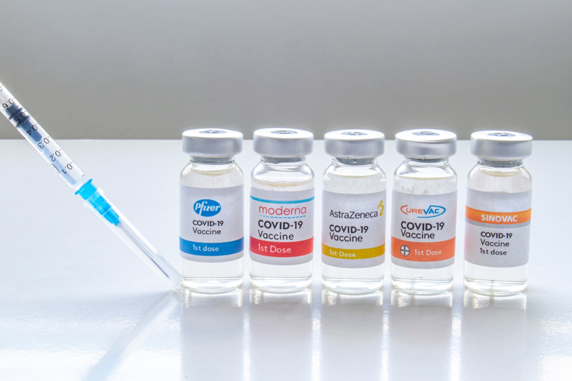 隨著越來越多人接種疫苗，它所產生的副作用問題也備受關注。(圖片：shutterstock)