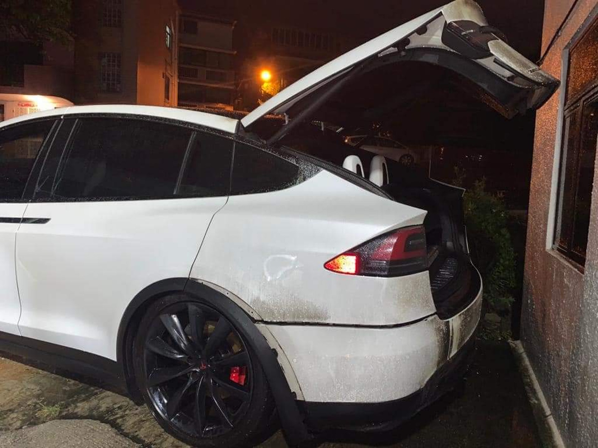 涉事Tesla車身有熏黑痕跡。(網上圖片) 涉事Tesla車身有熏黑痕跡。(網上圖片)