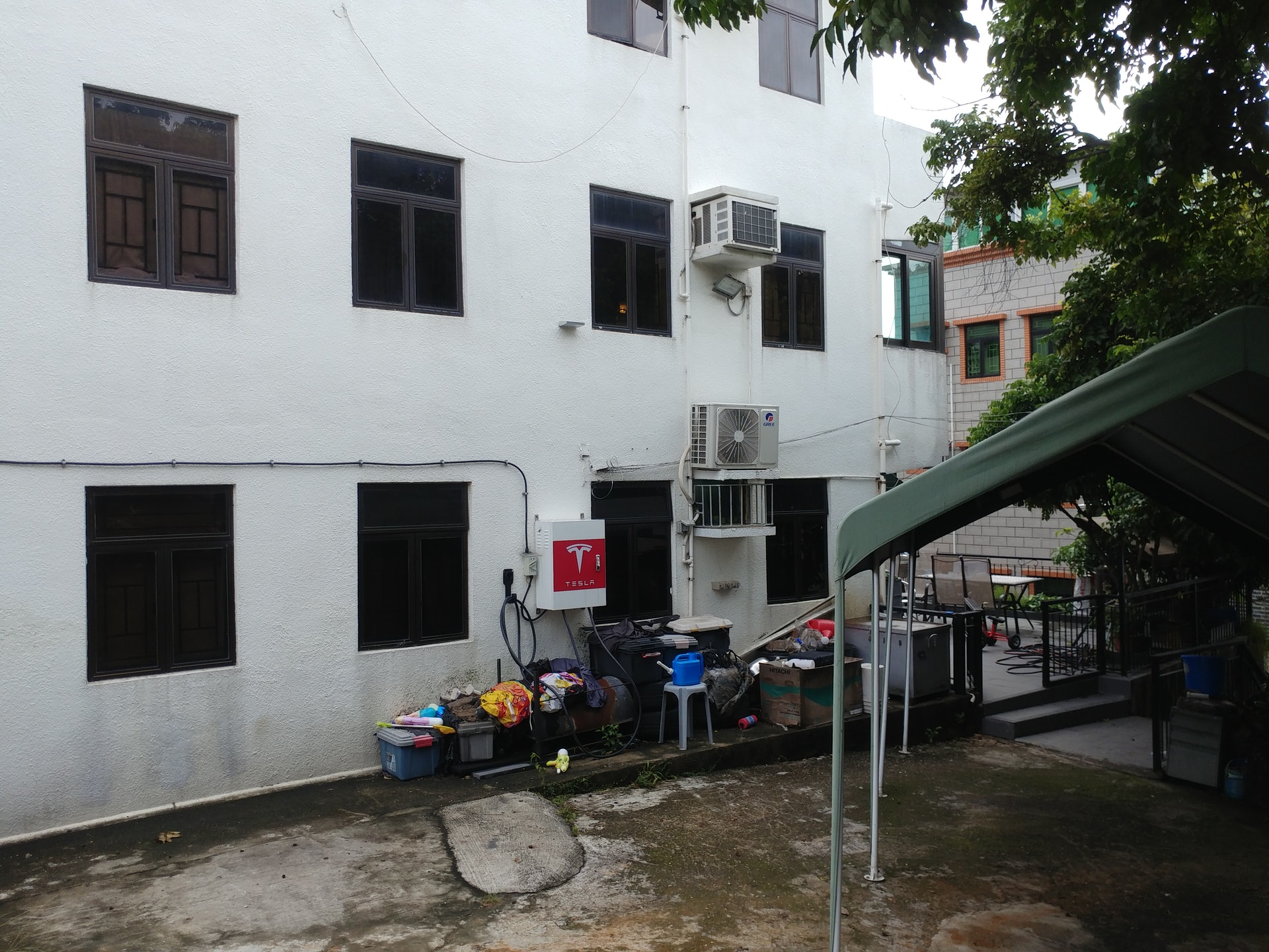 充電自焚的Tesla已拖走。(黃偉民攝) 充電自焚的Tesla已拖走。(黃偉民攝)