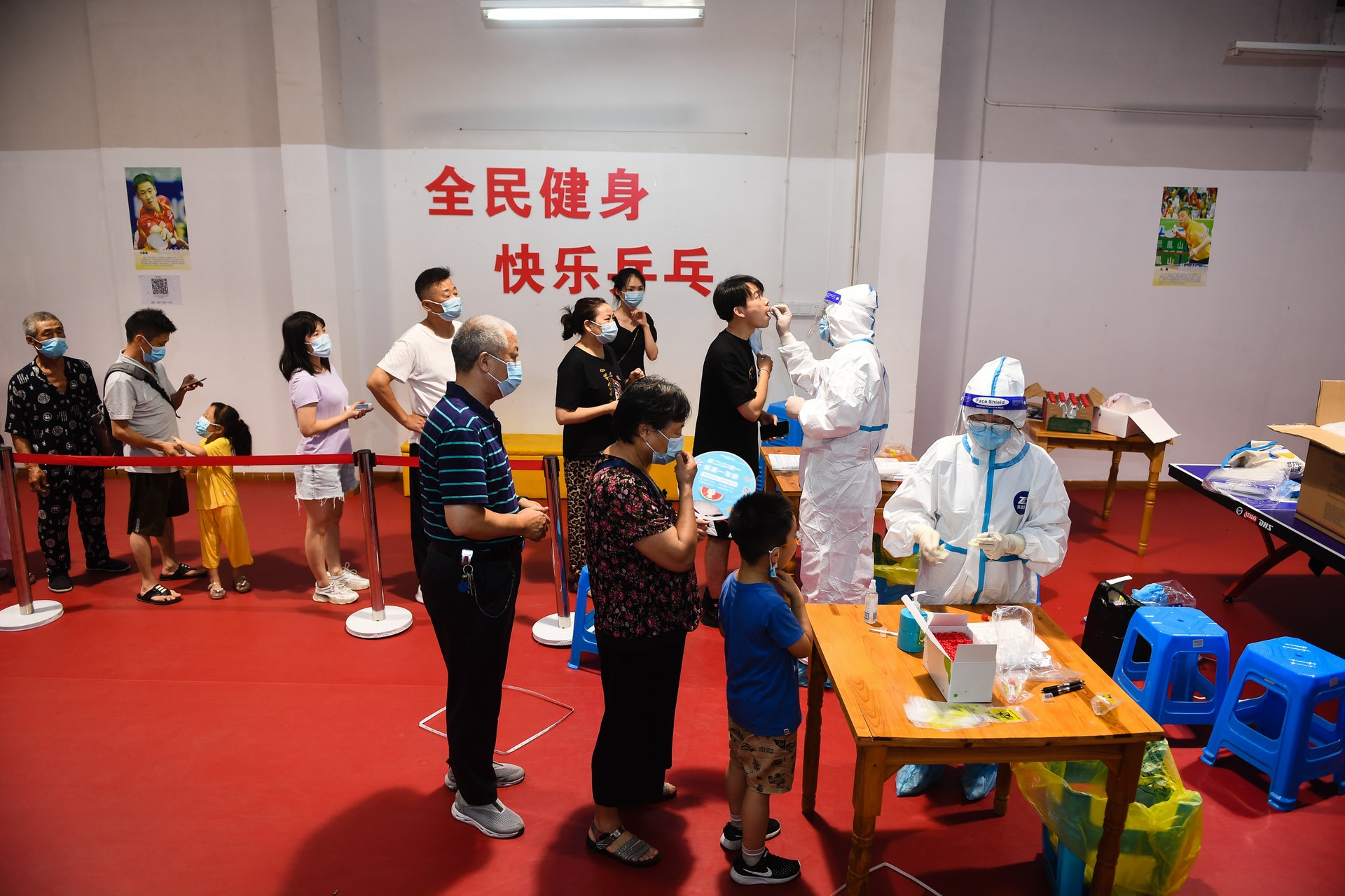在南京江寧區高爾夫國際花園小區檢測點,醫生在為居民進行核酸檢測取樣。(新華社) 在南京江寧區高爾夫國際花園小區檢測點,醫生在為居民進行核酸檢測取樣。(新華社)