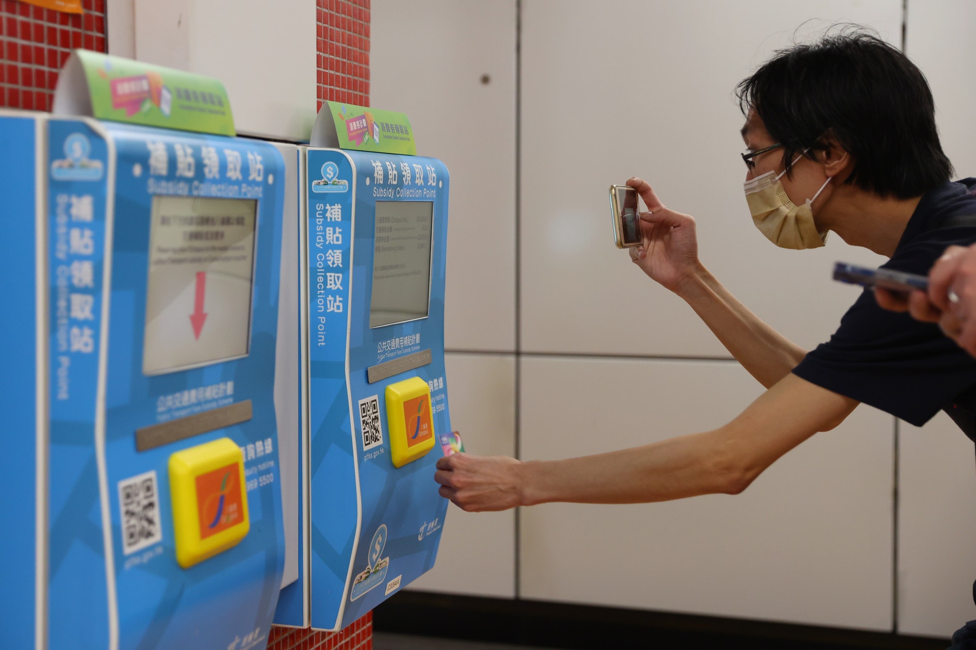 第二期電子消費券2,000元10月1日派發,市民可以到港鐵站內拍卡領款。(資料圖片/羅君豪攝) 第二期電子消費券2,000元10月1日派發,市民可以到港鐵站內拍卡領款。(資料圖片/羅君豪攝)