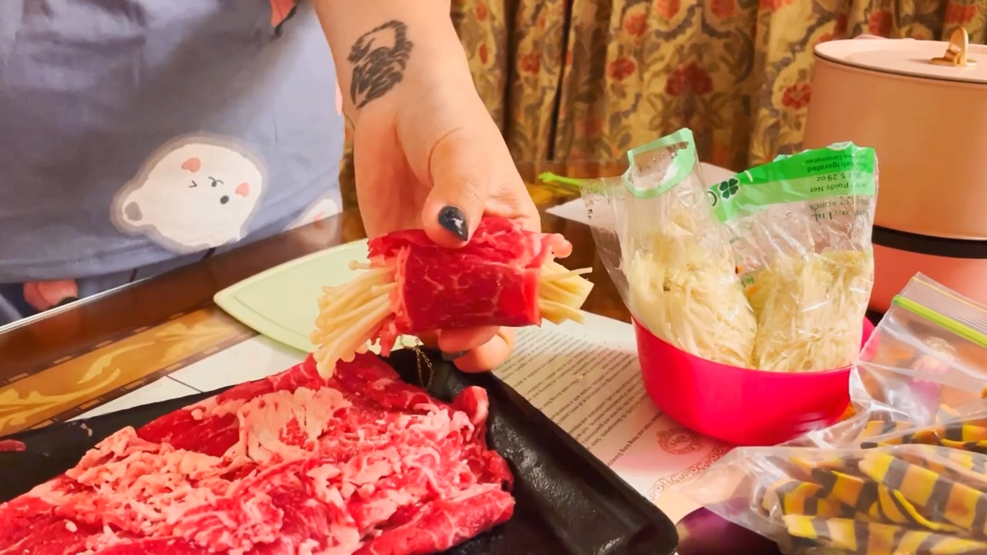 【3】牛肉主要用來製作金菇牛肉卷。(YouTube短片截圖) 【3】牛肉主要用來製作金菇牛肉卷。(YouTube短片截圖)