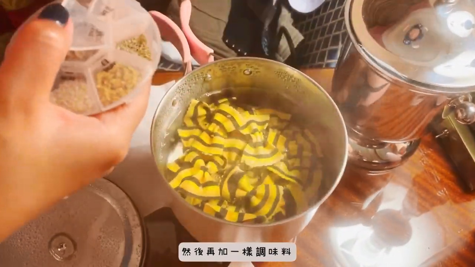 【5】片段所見煮蝴蝶粉時有大量水氣冒出。(YouTube短片截圖) 【5】片段所見煮蝴蝶粉時有大量水氣冒出。(YouTube短片截圖)