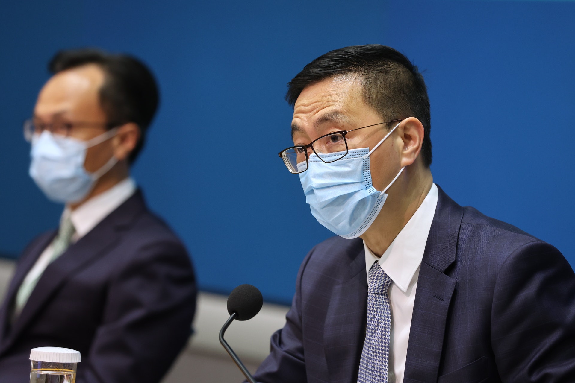 教育局局長楊潤雄今日(2日)宣布若學校教職員及學生第二劑疫苗接種率分別達七成,可按實際情況回復全日面授課堂、午膳及參與其他課外活動。(李澤彤攝) 教育局局長楊潤雄今日(2日)宣布若學校教職員及學生第二劑疫苗接種率分別達七成,可按實際情況回復全日面授課堂、午膳及參與其他課外活動。(李澤彤攝)